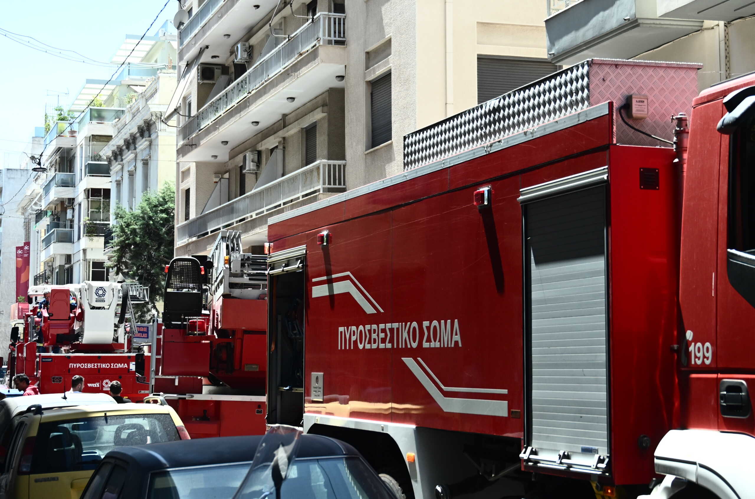 Πυρκαγιά σε διαμέρισμα επί της οδού Ρεθύμνου στο κέντρο της Αθήνας. Στο σημείο επιχειρούν 12 πυροσβέστες με 4 οχήματα, ενώ κινητοποιήθηκαν και δύο ειδικά βραχιονοφόρα οχήματα. Κυριακή 28 Απριλίου 2024   (ΚΩΣΤΑΣ ΤΖΟΥΜΑΣ