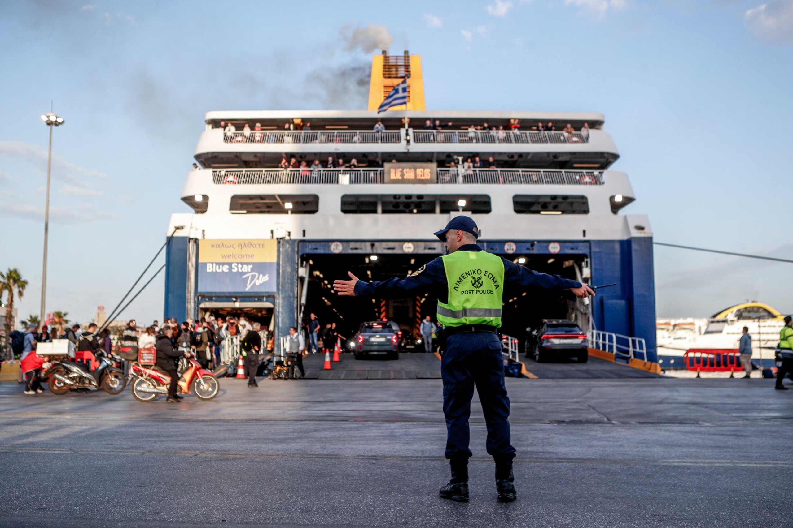 Συνεχίζεται η έξοδος των εκδρομέων για την εορτή του Πάσχα στο λιμάνι του Πειραιά. Μεγάλη Παρασκευή 3 Μαϊου 2024  (ΣΩΤΗΡΗΣ ΔΗΜΗΤΡΟΠΟΥΛΟΣ
