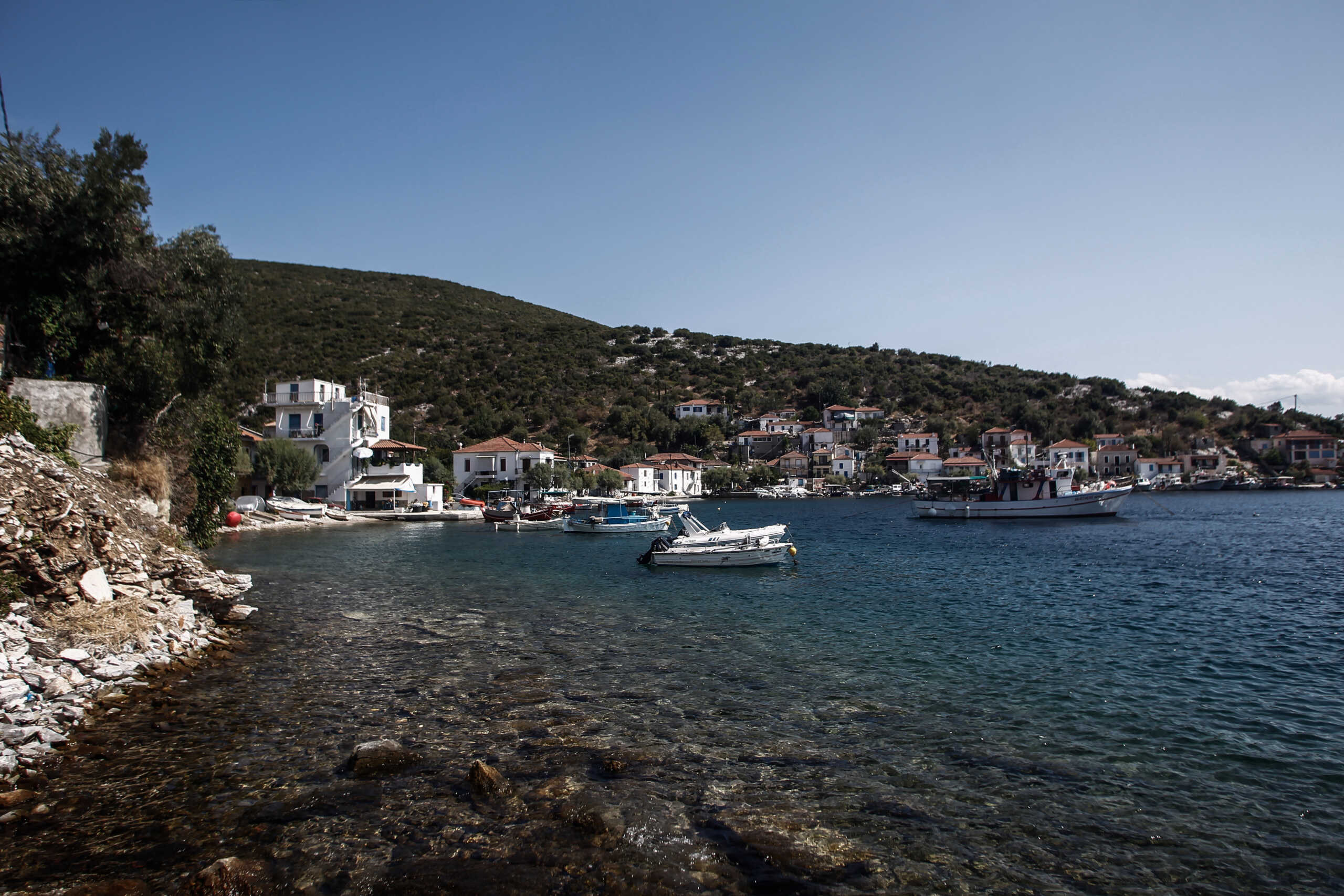 Χτισμένη στο νοτιότερο άκρο της χερσονήσου του Πηλίου, σε απόσταση 75 χλμ. από το Βόλο, η Αγία Κυριακή είναι το επίνειο του χωριού Τρίκερι. Ο παραδοσιακός οικισμός άρχισε να δημιουργείται το 1785 και πήρε το όνομά του από την εκκλησία της Αγίας Κυριακής που χτίστηκε ταυτόχρονα με τα πρώτα σπίτια του οικισμού. Η Αγία Κυριακή, ίσως, είναι ο πιο γραφικός, παραθαλάσσιος οικισμός του Πηλίου, ο οποίος συνδυάζει την ορεινή αρχιτεκτονική με τα αιγαιοπελαγίτικα χαρακτηριστικά, και δε θυμίζει τόσο Πήλιο αλλά νησί. 
(EUROKINISSI