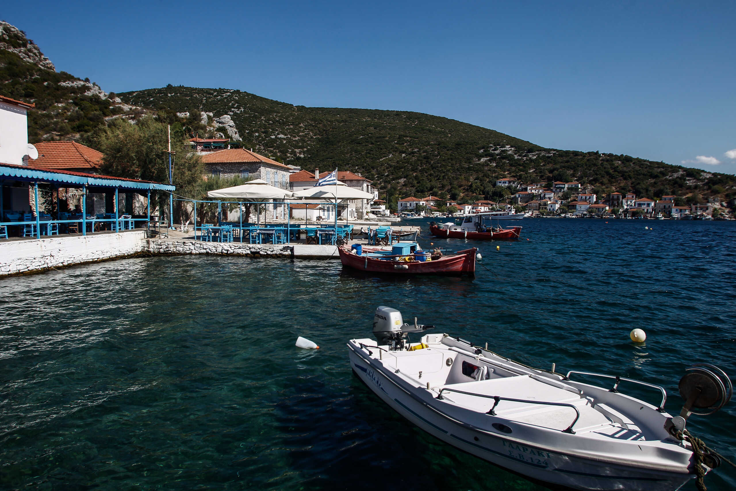 Χτισμένη στο νοτιότερο άκρο της χερσονήσου του Πηλίου, σε απόσταση 75 χλμ. από το Βόλο, η Αγία Κυριακή είναι το επίνειο του χωριού Τρίκερι. Ο παραδοσιακός οικισμός άρχισε να δημιουργείται το 1785 και πήρε το όνομά του από την εκκλησία της Αγίας Κυριακής που χτίστηκε ταυτόχρονα με τα πρώτα σπίτια του οικισμού. Η Αγία Κυριακή, ίσως, είναι ο πιο γραφικός, παραθαλάσσιος οικισμός του Πηλίου, ο οποίος συνδυάζει την ορεινή αρχιτεκτονική με τα αιγαιοπελαγίτικα χαρακτηριστικά, και δε θυμίζει τόσο Πήλιο αλλά νησί. 
(EUROKINISSI