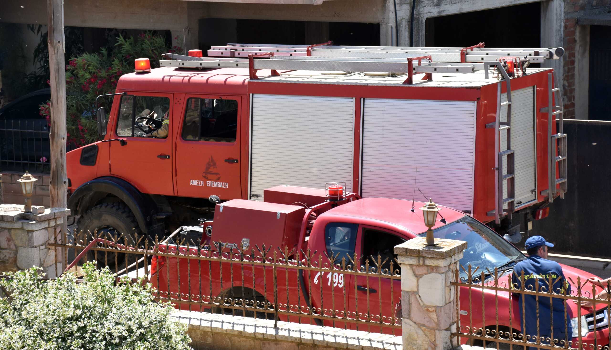ΑΡΓΟΣ - Πυρκαγιά εκδηλώθηκε το μεσημέρι της Κυριακής 5 Μάϊου, σε αποθήκη με γεωργικά μηχανήματα στον 'Ιναχο, οικισμός Τρίστρατο, του Δήμου Άργους Μυκηνών. Άμεσα κινητοποιήθηκαν από την Πυροσβεστική Υπηρεσία Άργους για την κατάσβεσή της 7 οχήματα με 14 άνδρες. (Βασίλης Παπαδόπουλος