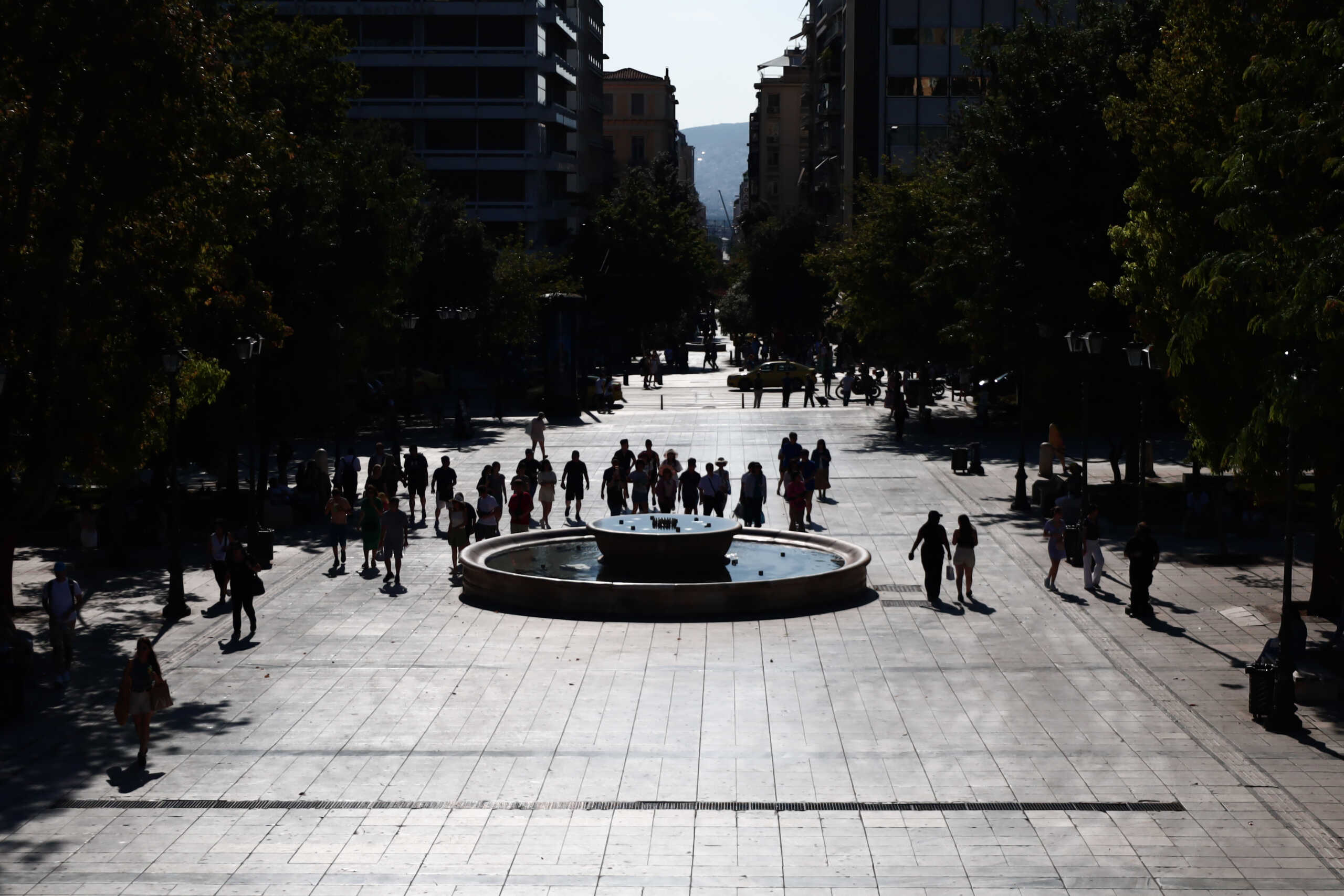 Στιγμιότυπο από το κέντρο της Αθήνας αυξημένη η θερμοκρασία εν μέσω καλοκαιριού
