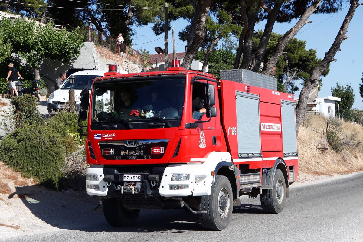 Πολύ υψηλός ο κίνδυνος πυρκαγιάς και σήμερα λόγω των θυελλωδών ανέμων – Σε επιφυλακή η Πυροσβεστική σε Αττική, Στερεά, Πελοπόννησο και νησιά