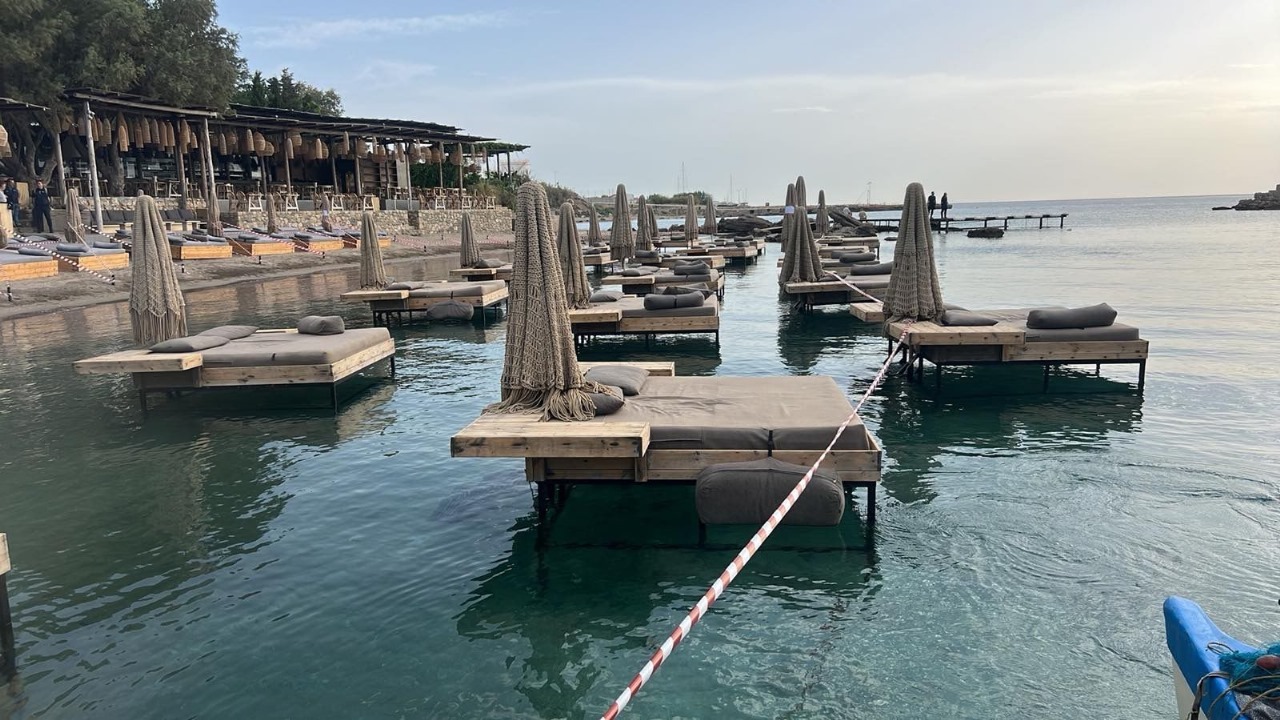 Ρόδος: Προθεσμία 48 ωρών στον ιδιοκτήτη του beach bar για να μαζέψει τις παράνομες ξαπλώστρες