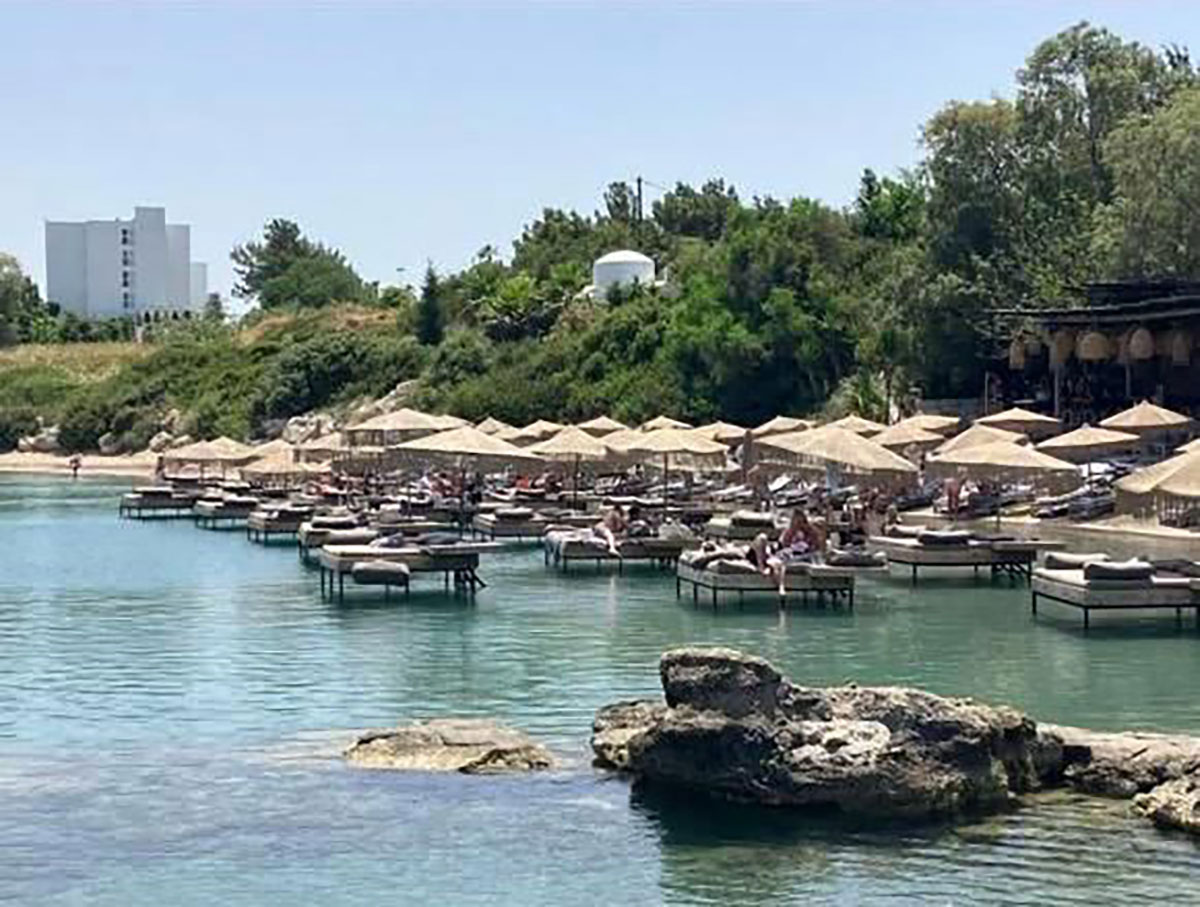 Ρόδος: Σε εξέλιξη η διαδικασία σφράγισης του beach bar με τις πλωτές ξαπλώστρες και τους σερβιτόρους – κολυμβητές