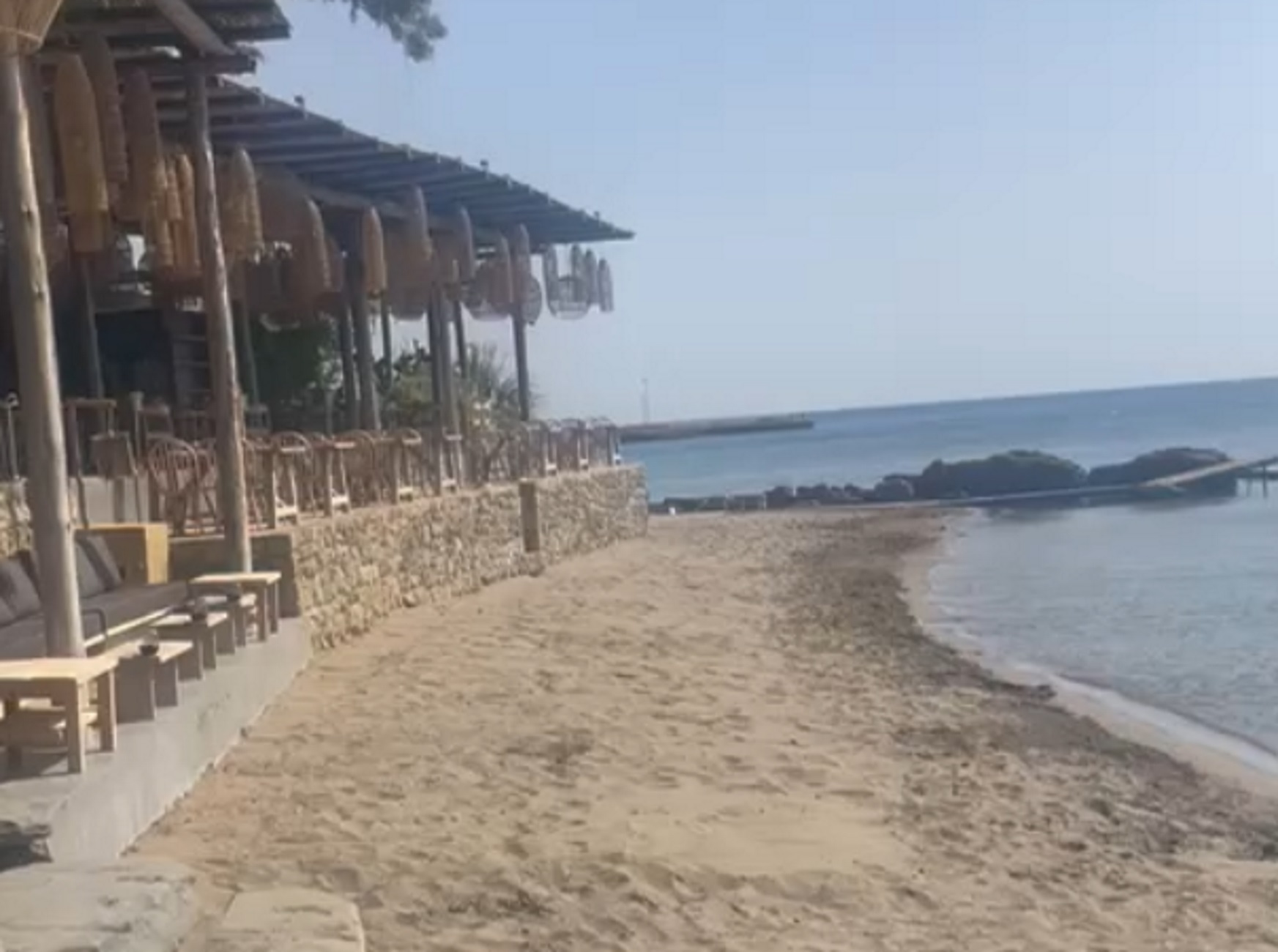 Ρόδος: Ενώπιον της δικαιοσύνης ο υπεύθυνος του beach bar με τις πλωτές ξαπλώστρες και τους σερβιτόρους – κολυμβητές