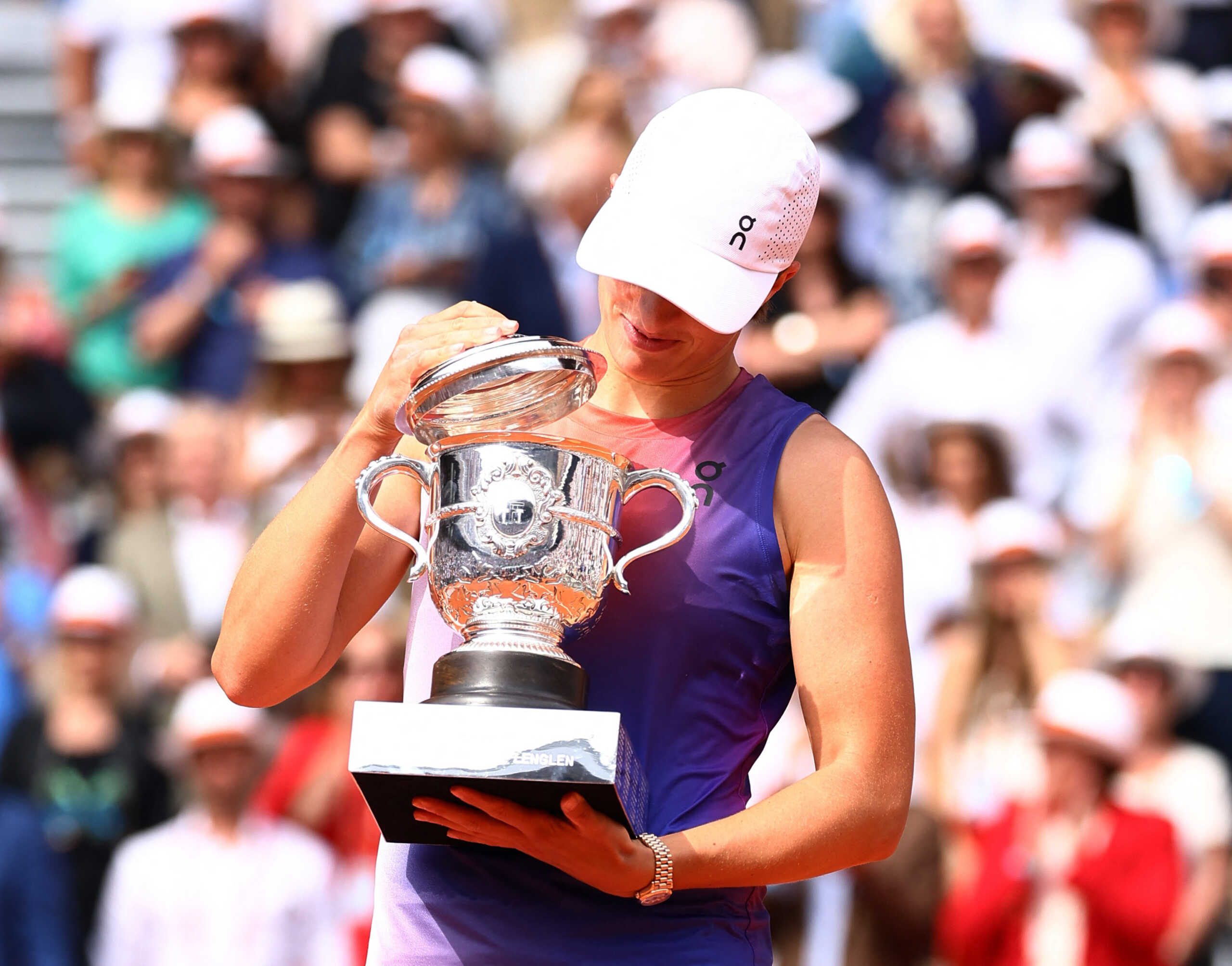 Tennis - French Open - Roland Garros, Paris, France - June 8, 2024 Poland's Iga Swiatek celebrates with the trophy after winning her final match against Italy's Jasmine Paolini REUTERS