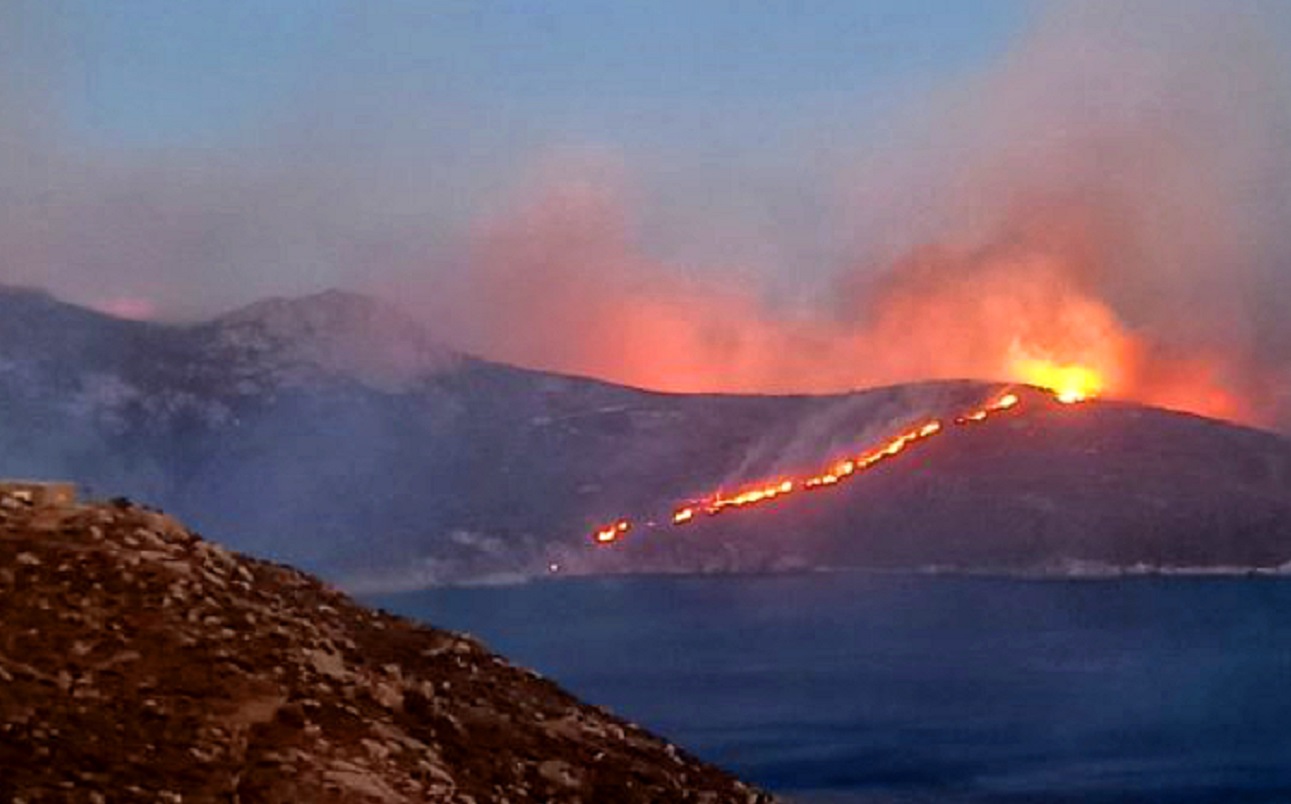 Φωτιά στη Σέριφο: Νέο μήνυμα από το 112, έχουν εκκενωθεί οκτώ οικισμοί