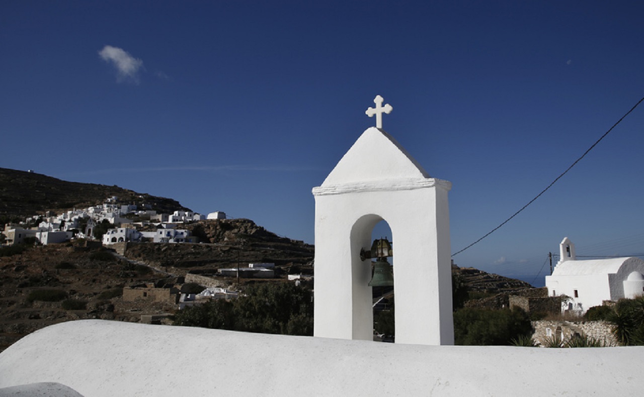 Φωτογραφία που δόθηκε σήμερα στην δημοσιότητα και απεικονίζει την χώρα Σίκινου, κατά τη διάρκεια αποστολής στρατιωτικών γιατρών με το πλοίο του Πολεμικού Ναυτικού Προμηθεύς στο νησί, με σκοπό την παροχή ιαρτικής φροντίδας, Σίκινος, Πέμπτη 9 Νοεμβρίου 2017. Ιατρικό και νοσηλευτικό προσωπικό, από τους τρεις κλάδους των ενόπλων δυνάμεων, προσέφεραν τις υπηρεσίες τους στην διάθεση των κατοίκων ακριτικών νησιών. Η διακλαδική υγειονομική ομάδα αποτελούμενη από οκτώ διαφορετικές ειδικότητες, που επέβαινε στο πλοίο γενικής υποστήριξης Προμηθεύς, συμμετείχε στο πρόγραμμα προληπτικής ιατρικής, για την πρωτοβάθμια περίθαλψη των κατοίκων νησιών του Αιγαίου, η οποία πραγματοποιήθηκε από Τετάρτη 08 έως Τρίτη 14 Νοεμβρίου 2017, στο πλαίσιο στήριξης των κατοίκων της νησιωτικής Ελλάδας, Τετάρτη 22 Νοεμβρίου 2017. ΑΠΕ-ΜΠΕ