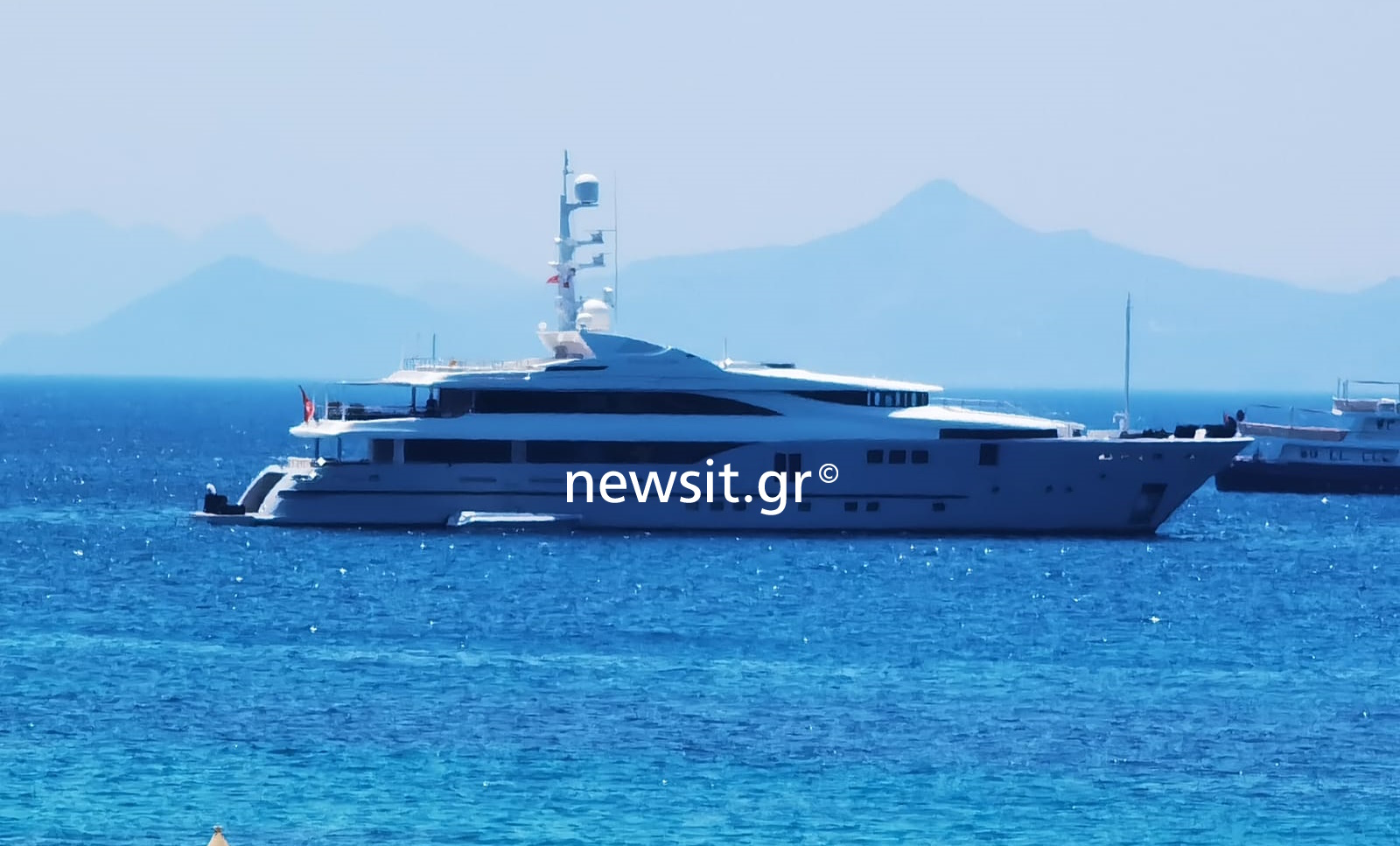 Ύδρα: Στη Βουλιαγμένη το σκάφος από όπου ασυνείδητοι φέρονται να έριξαν τα πυροτεχνήματα – Σε εξέλιξη προανακριτικός έλεγχος