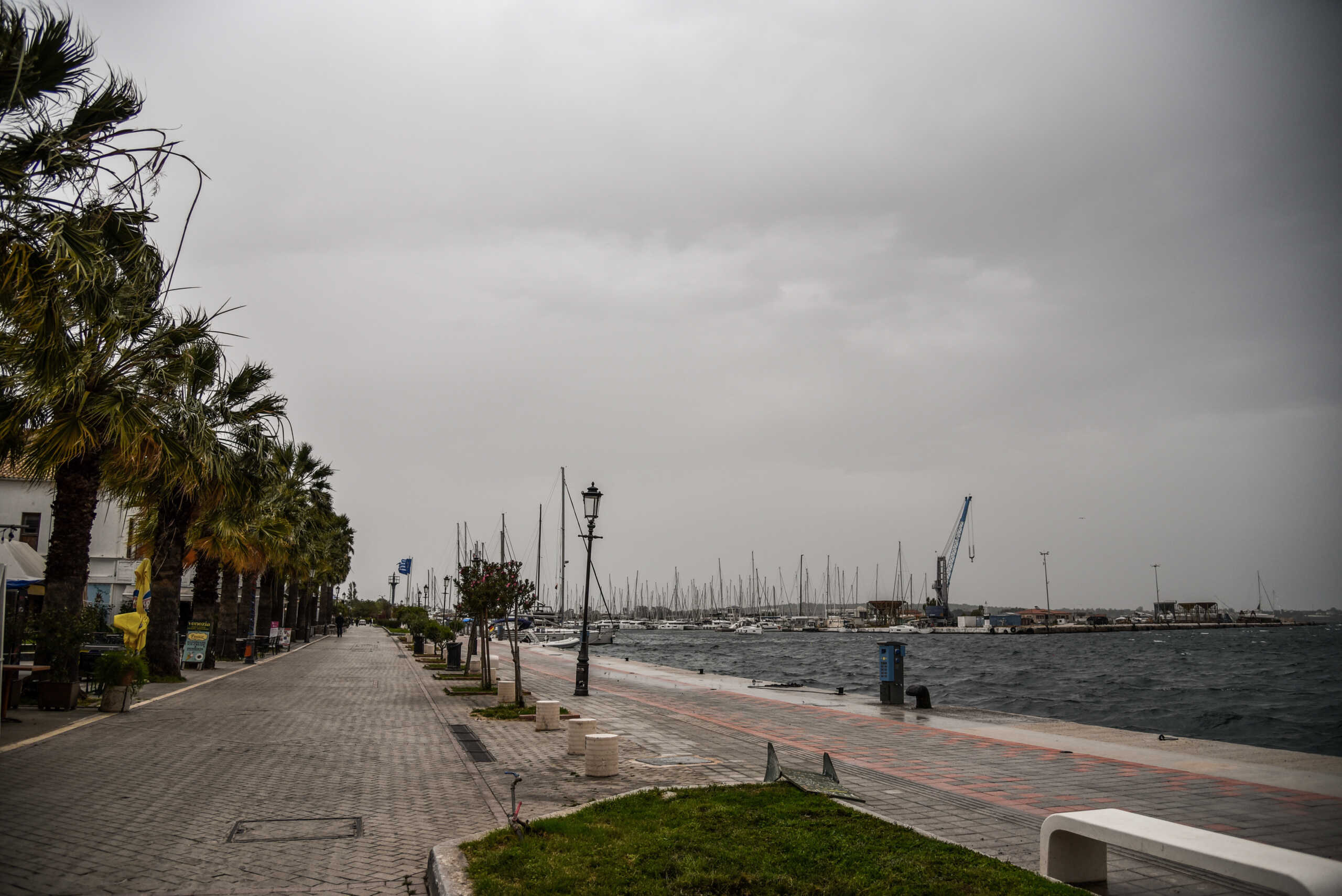 Αφρικανική σκόνη και λασποβροχή στην Πρέβεζα, Τρίτη 23 Απριλίου 2024. 
(ΓΙΩΡΓΟΣ ΕΥΣΤΑΘΙΟΥ