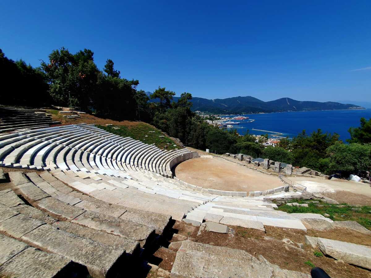 Θάσος: Η Λίνα Μενδώνη στο αρχαίο θέατρο μετά τα έργα αποκατάστασης με το φημισμένο λευκό μάρμαρο του νησιού