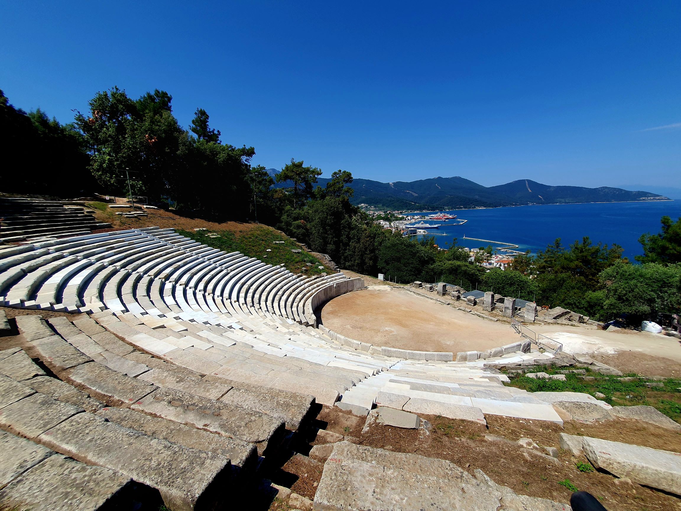 Θάσος: Η Λίνα Μενδώνη στο αρχαίο θέατρο μετά τα έργα αποκατάστασης με το φημισμένο λευκό μάρμαρο του νησιού