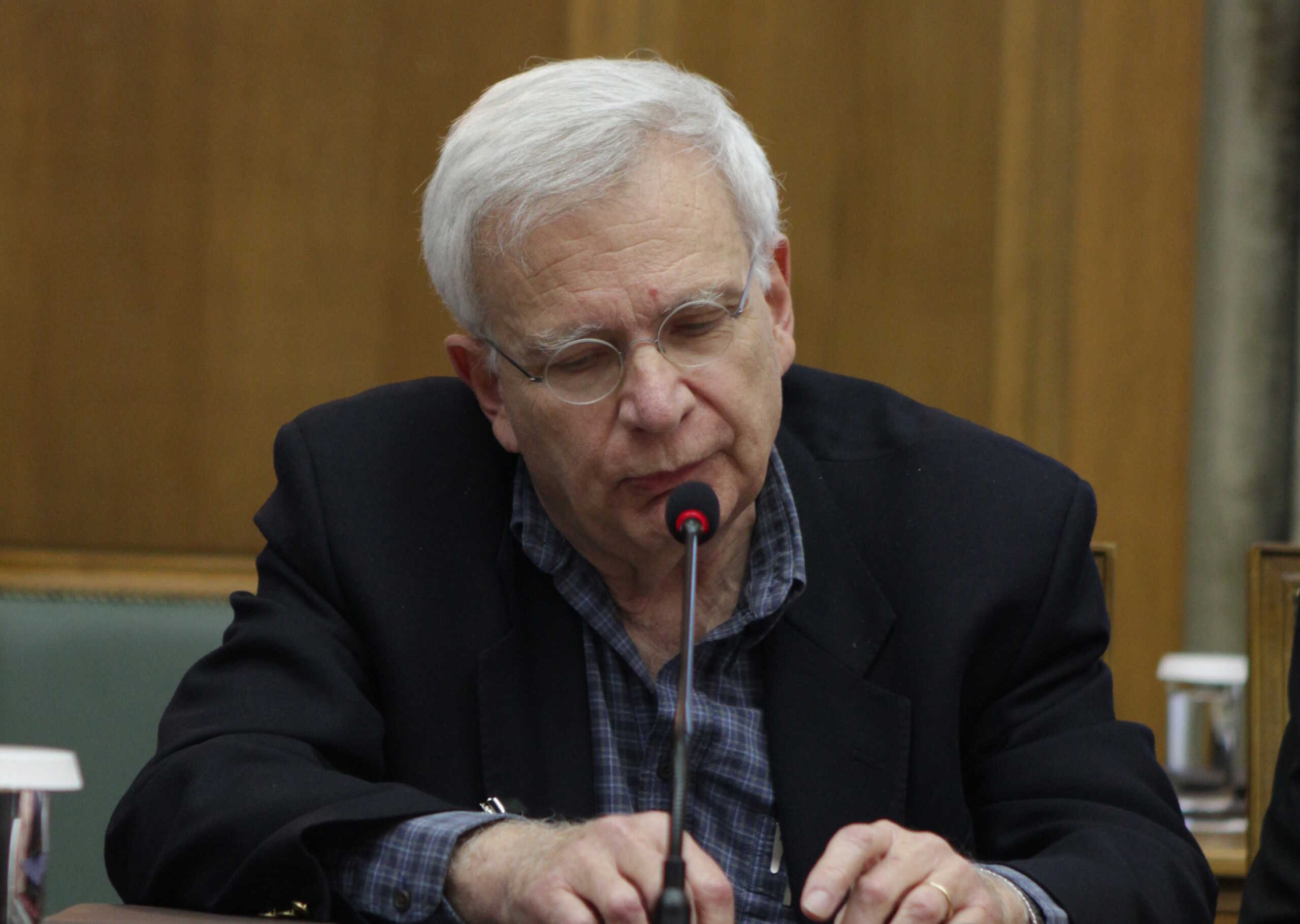 ΘΗΝΑ-υπουργικό συμβούλιο, υπό την προεδρία του Πρωθυπουργού Γ.Παπανδρέου   και τη συμμετοχή του πρώην αναπληρωτή καγκελάριου και πρώην υπουργού Εξωτερικών της Γερμανίας, Γιόσκα Φίσερ  και του αρχιτέκτονα Αλέξανδρου Τομπάζη (φωτογραφία) .(EUROKINISSI-ΒΑΣΙΛΗΣ ΦΙΛΗΣ)