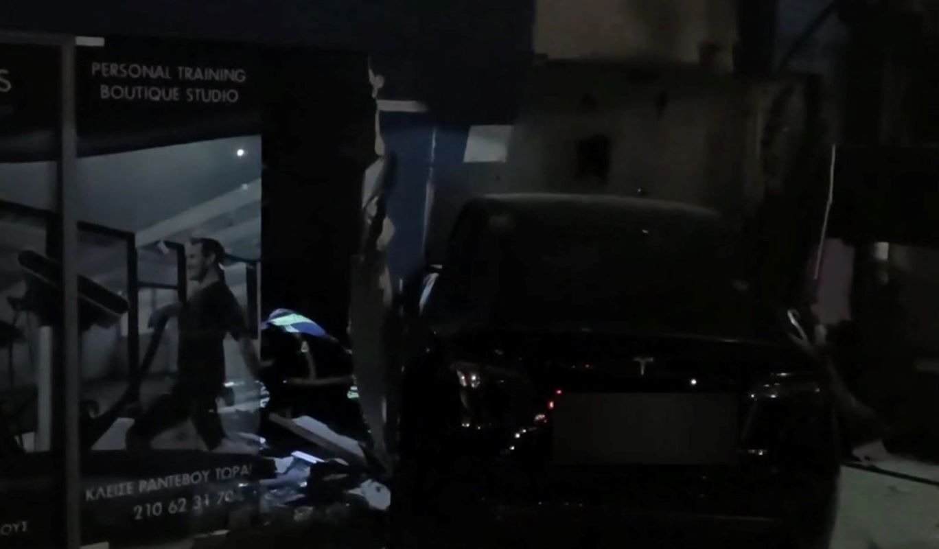 Κηφισιά: Σοβαρό τροχαίο με Tesla – Ο οδηγός έπεσε σε τζαμαρία και τραυματίστηκε