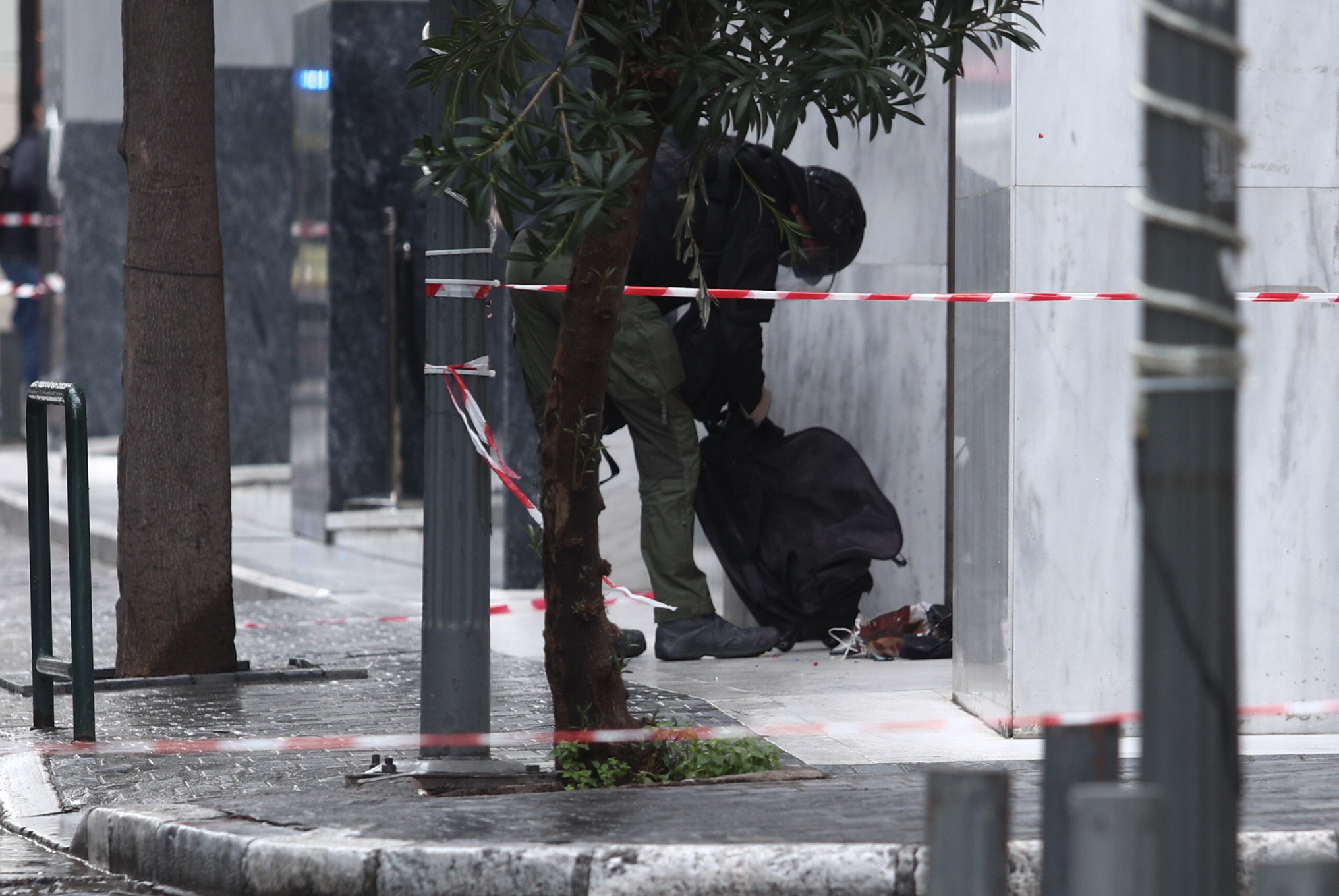 Έρευνα σε ύποπτη βαλίτσα που εντοπίστηκε έξω από ξενοδοχείο, στην οδό Μητροπόλεως, στην Αθήνα, Παρασκευή 12 Ιανουαρίου 2024. Στο σημείο έχει σπεύσει κλιμάκιο του Τμήματος Εξουδετέρωσης Εκρηκτικών Μηχανισμών και η περιοχή έχει αποκλειστεί όσο συνεχίζονται οι έρευνες. 
(ΣΩΤΗΡΗΣ ΔΗΜΗΤΡΟΠΟΥΛΟΣ

Στο σημείο έχει σπεύσει κλιμάκιο του Τμήματος Εξουδετέρωσης Εκρηκτικών Μηχανισμών και η περιοχή έχει αποκλειστεί όσο συνεχίζονται οι έρευνες.