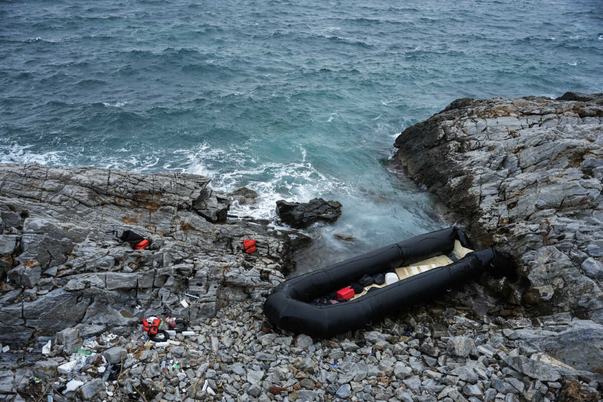 Ναυάγιο στη θαλάσσια περιοχή του Αγίου Γεωργίου Λουτρόπολης Θερμής στη Λέσβο όταν βάρκα με περίπου 35 μετανάστες ανατράπηκε και δύο άτομα έχασαν τη ζωή τους, Τετάρτη 10 Ιανουαρίου 2024.  Οκτώ άτομα έχουν εντοπιστεί σε βραχώδη περιοχή και γίνονται προσπάθειες να μεταφερθούν σε ασφαλές σημείο. Σύμφωνα με μαρτυρίες τους, άλλοι 25 βγήκαν από τη βάρκα και διέφυγαν στη στεριά και αναζητούνται αυτή την ώρα. Στην περιοχή πνέουν 8 με 9 μποφόρ. 
(ΠΑΝΑΓΙΩΤΗΣ ΜΠΑΛΑΣΚΑΣ
