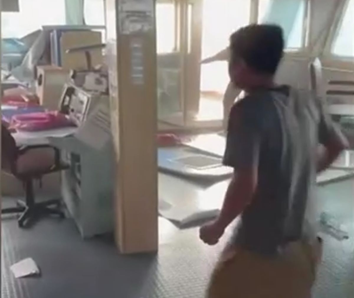 Χούθι: Βίντεο από την επίθεση σε ελληνόκτητο πλοίο στην Ερυθρά Θάλασσα – Οι ναυτικοί παραπατούν στη γέφυρα