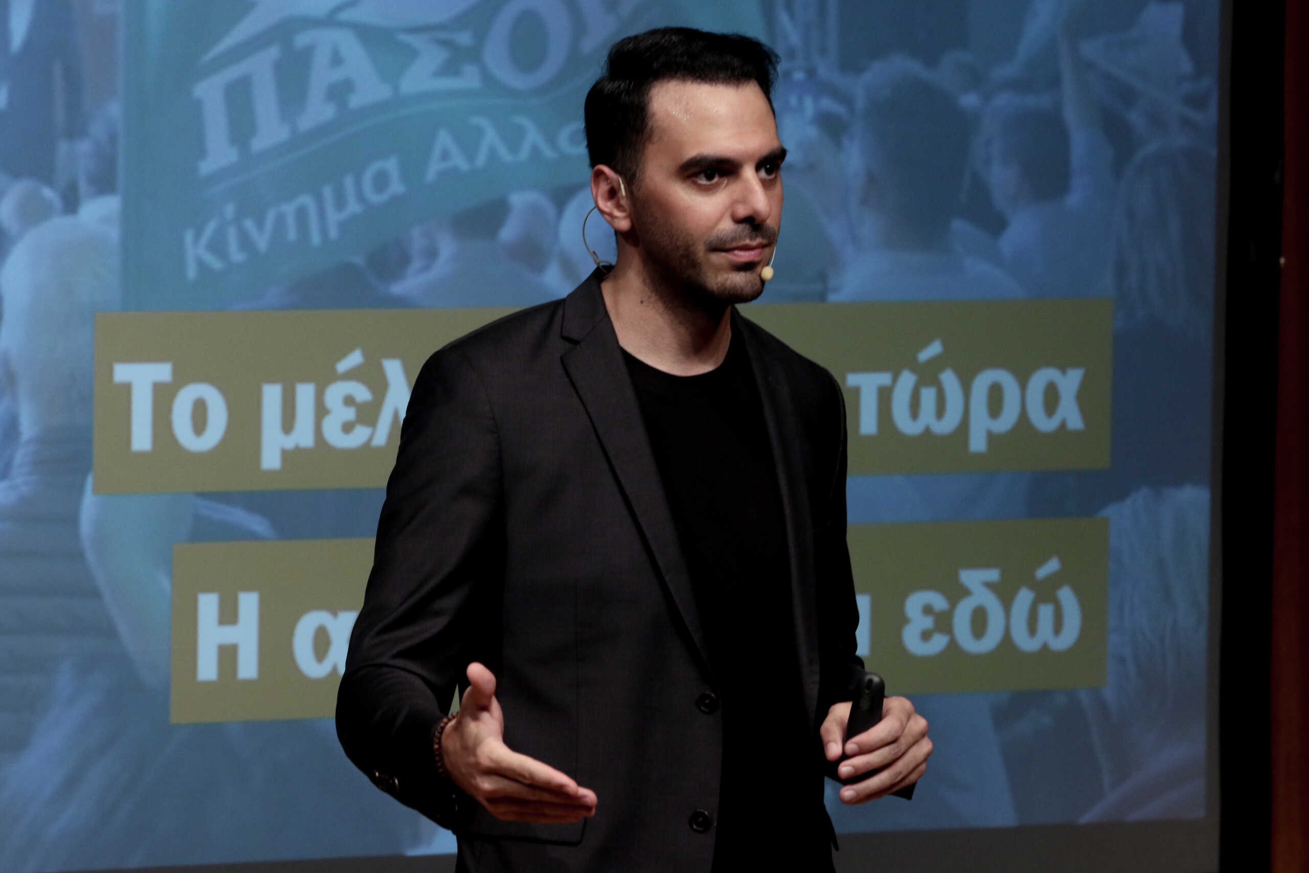 Η Νομαρχιακη Επιτροπη ΠΑΣΟΚ Ανατολικης Αττικης διοργανωσε εκδηλωση στον Γερακα με ομιλητη τον Βουλευτη του ΠΑΣΟΚ Ανατ.Αττικης Μανωλη Χριστοδουλακη εν οψη των ευρωεκλογων αλλα και την συμπληρωση ενος χρονου κοινοβουλευτικου εργου του Μανωλη Χριστοδουλακη-Ο Βουλευτης παρουσιασε το εργο και τις κοινοβουλευτικες  δρασεις που αφοοιρυν την περιοχη της Ανατολικης Αττικης -Στην εκδηλωση παρευρεθησαν δεκαδες στελεχη του ΠΑΣΟΚ(Κωστας Σκανδαλιδης, Χρηστος Πολυζωγοπουλος, Γιαννης Μιχας, Νικος Σαλαγιαννης Αποστολης Ραυτοπουλος, Κατερινα Μπατζελη , η βουλευτης Τονια Αντωνιου κ.α.) ο Δημαρχος Παλληνης Χρηστος Αηδονης, και αρκετοι υποψηφιοι Ευρωβουλευτες του ΠΑΣΟΚ  ΦΩΤΟ ΧΡΗΣΤΟΣ ΜΠΟΝΗΣ
