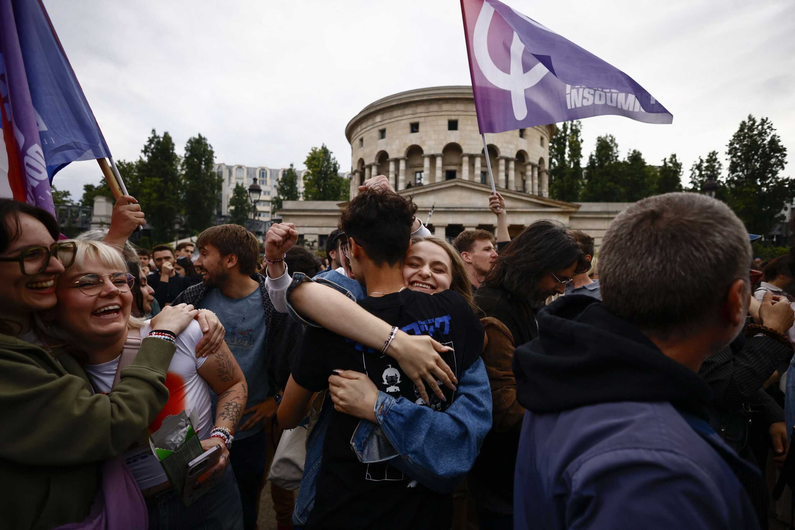 AP: Η Γαλλία σε αχορτογράφητα νερά μετά τη νίκη Μελανσόν – «Γρίφος» η επόμενη κυβέρνηση