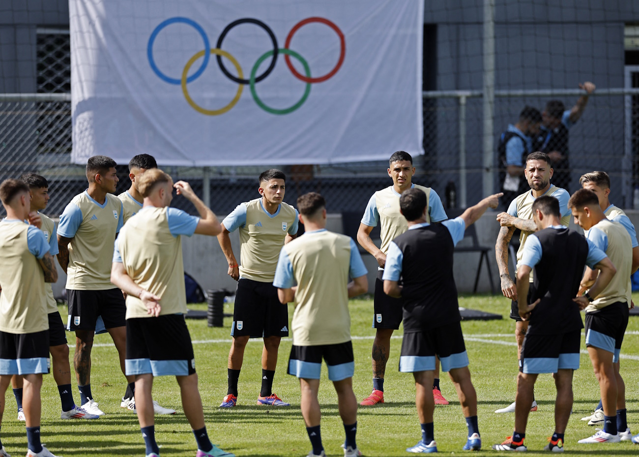 Paris 2024 Olympics - Football - Men's Argentina Training - Auguste Dury - Saint-Etienne - July 23, 2024. Nicolas Otamendi of Argentina and teammates during training. REUTERS