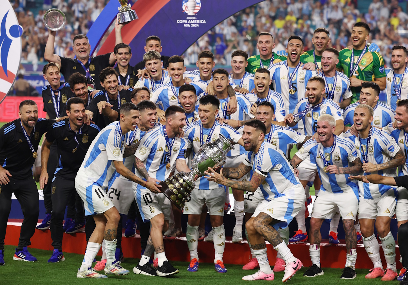 Soccer Football - Copa America 2024 - Final - Argentina v Colombia - Hard Rock Stadium, Miami, Florida, United States - July 15, 2024 Argentina's Lionel Messi lifts the trophy as he celebrates with teammates after winning Copa America 2024 REUTERS