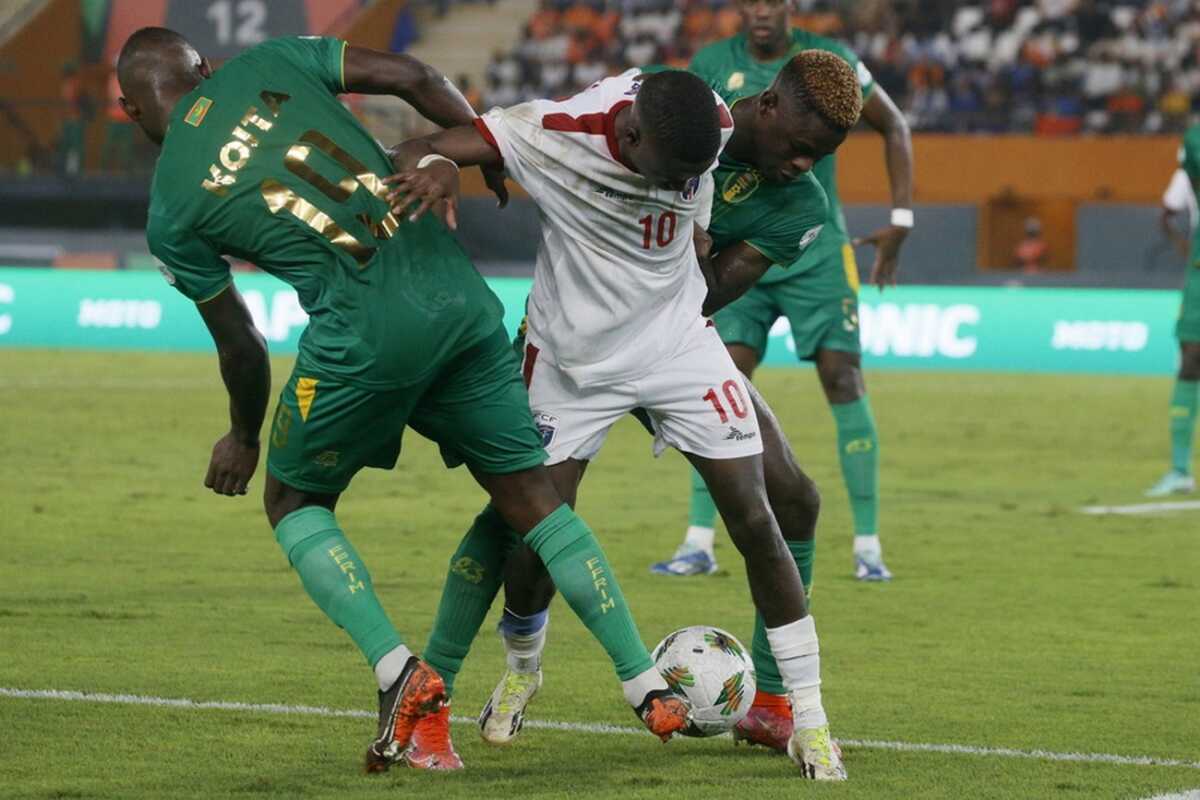 epa11113123 Jamiro Monteiro (C) of Cape Verde in action against Aboubakary Koita (L) and Khadim Diaw (R) of Mauritania during the CAF 2023 Africa Cup of Nations Round of 16 match between Cape Verde and Mauritania, in Abidjan, Ivory Coast, 29 January 2024.  EPA