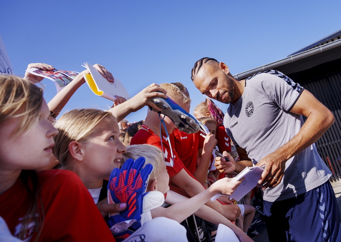 epa10687248 Martin Braithwaite signs autographs after the national football team's training in Helsingoer, Denmark, 12 June 2023. Denmark play Northern Ireland and Slovenia in the UEFA EURO 2024 qualification on the 16 and 19 of June respectively.  EPA