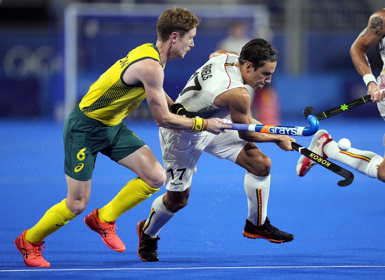 epa09397279 Belgium's Thomas Briels (R) carries the ball past Australia's Matthew Dawson (L) during the second quarter of the Men's Gold Medal match during the Field Hockey events of the Tokyo 2020 Olympic Games at the Oi Hockey Stadium in Tokyo, Japan, 05 August 2021.  EPA