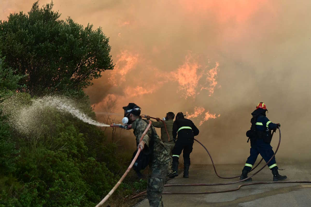 Για 2η ημέρα συνεχίζεται η μάχη με τις φλόγες, στο μεγάλο πύρινο μέτωπο της Εύβοιας, που ξέσπασε εχθές το μεσημέρι στην περιοχή ανάμεσα στα χωριά Πετριά και Κριεζά, Τρίτη 20 Ιουλίου 2024 (ΜΙΧΑΛΗΣ ΚΑΡΑΓΙΑΝΝΗΣ