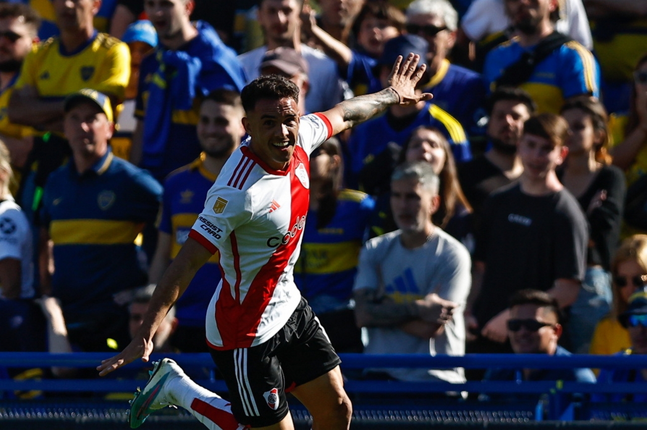 epa10894482 River Plate's Enzo Diaz celebrates upon scoring the 0-2 goal during the Argentina Professional League soccer match between Boca Juniors and River Plate in Buenos Aires, Argentina, 01 October 2023.  EPA