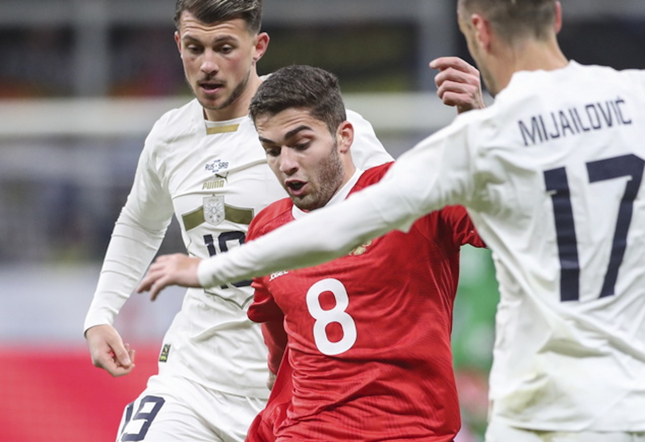 epa11234632 Fedor Chalov (C) of Russia in action against Lazar Samardzic (L) and Srdan Mijailovic (R) of Serbia during the international friendly soccer match between Russia and Serbia in Moscow, Russia, 21 March 2024.  EPA