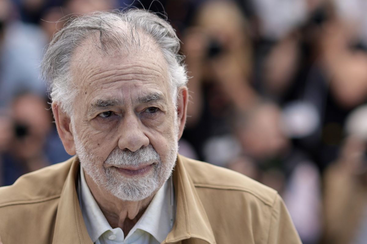 Φράνσις Φορντ Κόπολα: Βίντεο τον δείχνει να φιλάει νεαρές γυναίκες κομπάρσους στα γυρίσματα του «Μegalopolis»