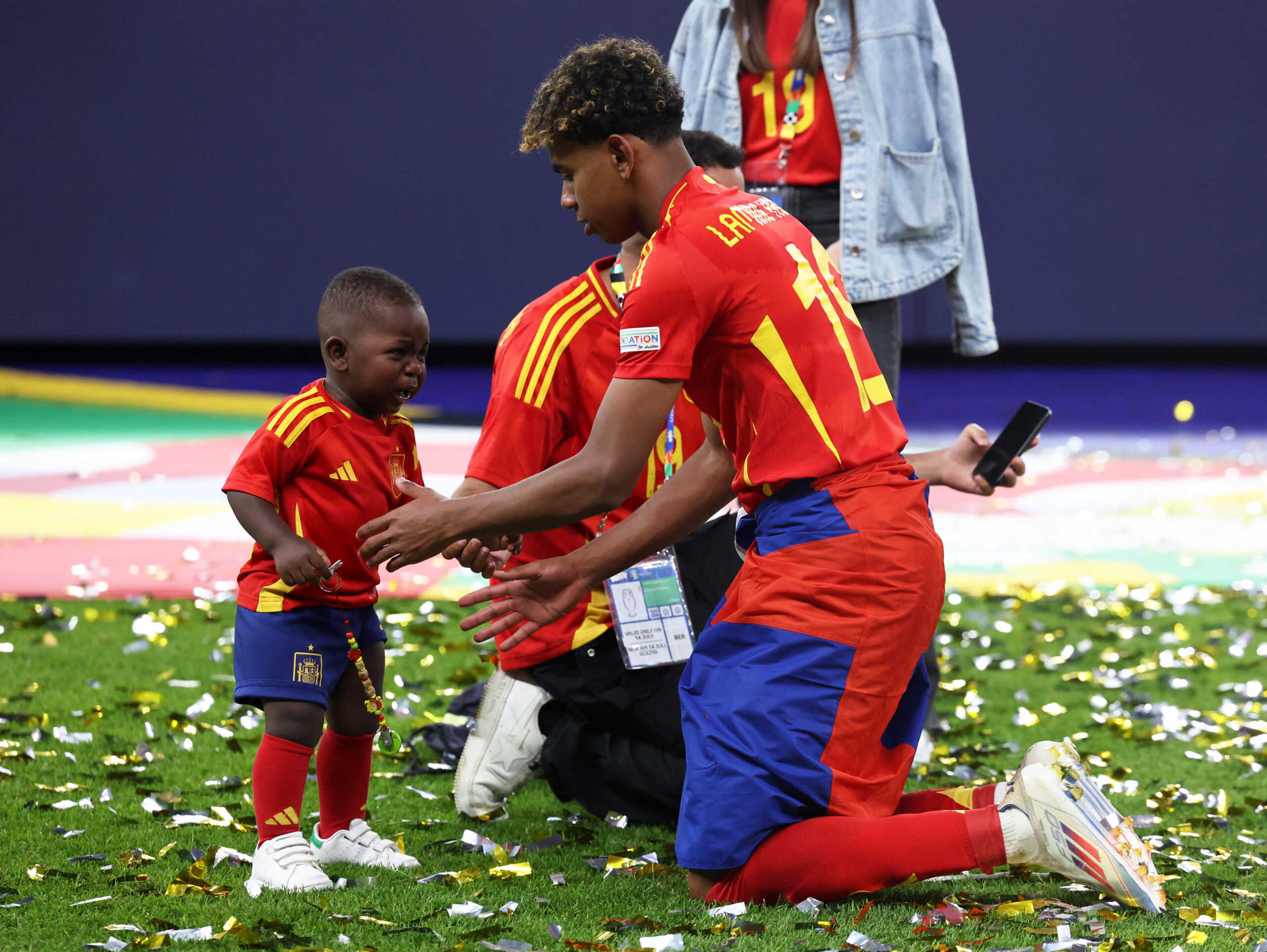 Soccer Football - Euro 2024 - Final - Spain v England - Berlin Olympiastadion, Berlin, Germany - July 14, 2024 Spain's Lamine Yamal celebrates with his brother Lykkelita Dronningen Bilde after winning the Euro 2024 REUTERS