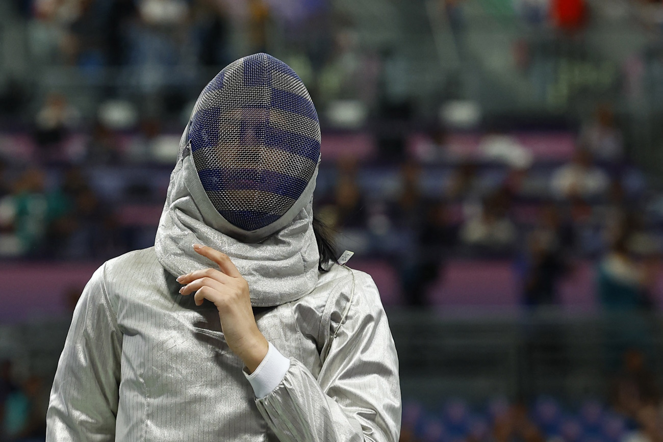 Paris 2024 Olympics - Fencing - Women's Sabre Individual Table of 32 - Grand Palais, Paris, France - July 29, 2024. Theodora Gkountoura of Greece holds her fencing mask. REUTERS