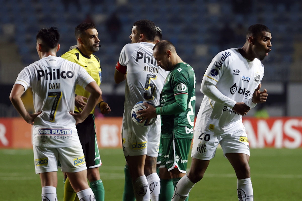 epa10651796 Joaquim Henrique (R) of Santos reacts after being sent off against Audax Italiano during a match for Group E of the Copa Sudamericana at El Teniente Stadium in Rancagua, Chile, 24 May 2023.  EPA
