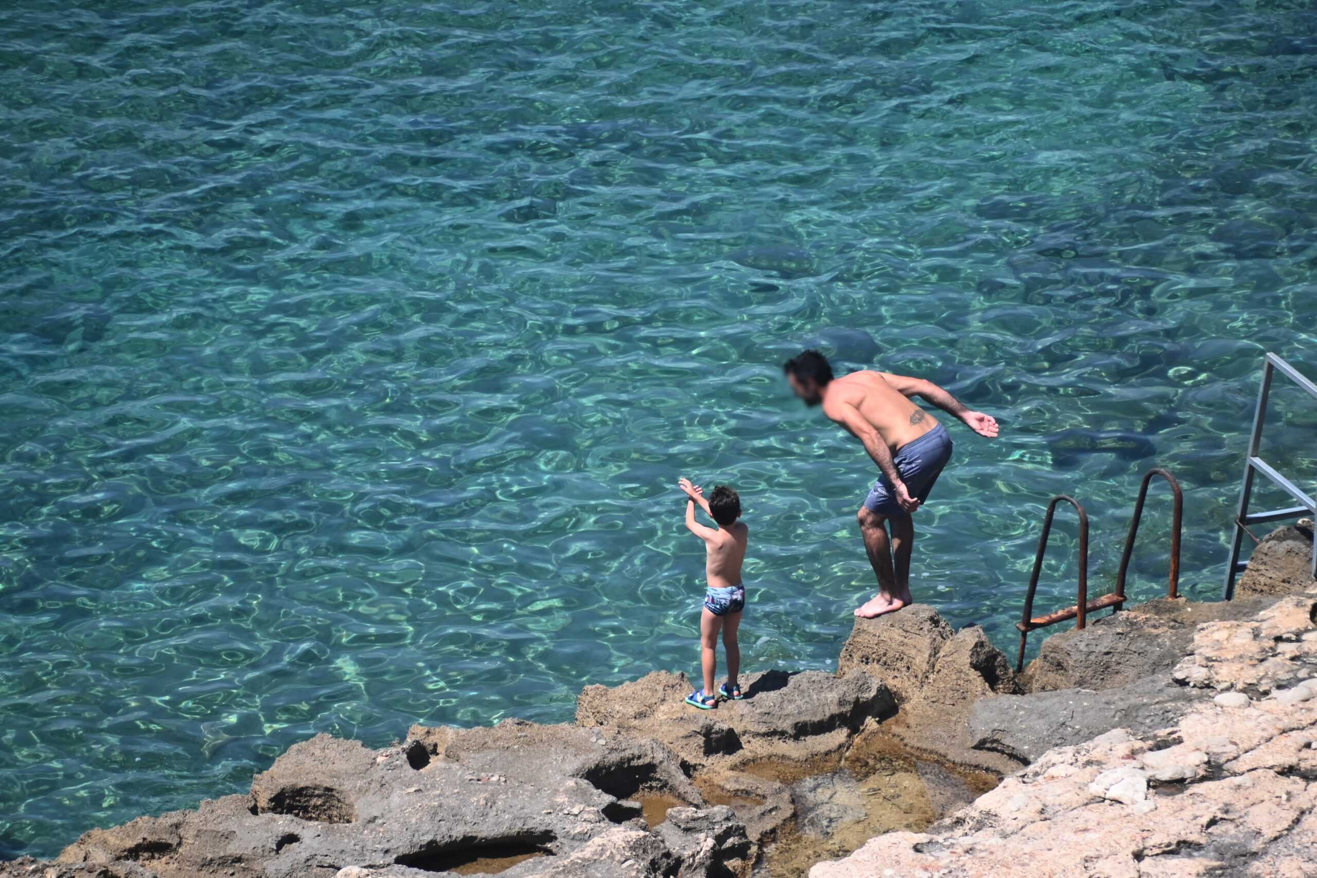 Καιρός σήμερα: Ισχυροί άνεμοι στα 7 μποφόρ στο Αιγαίο – Ποιες περιοχές θα φτάσουν τους 42 βαθμούς