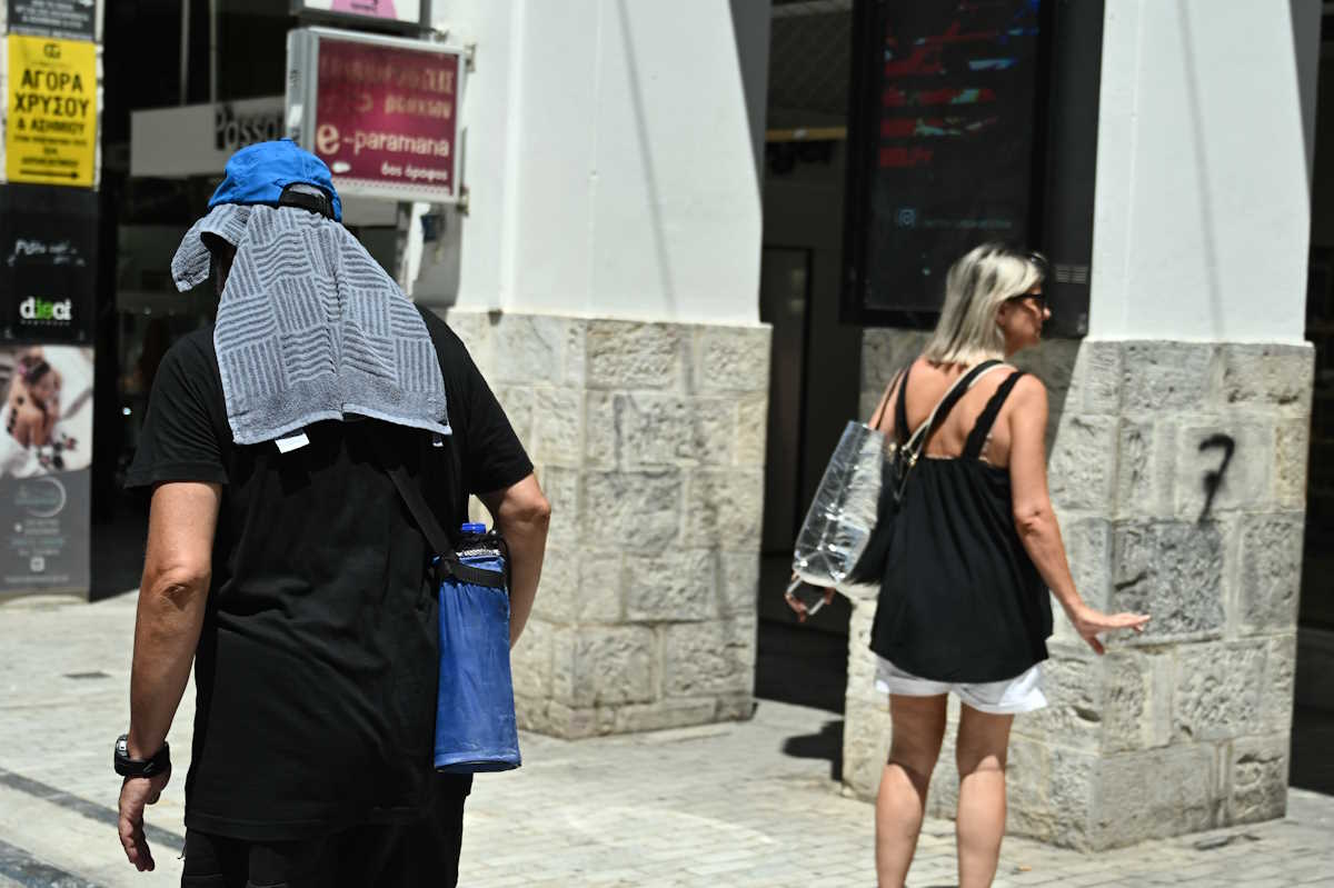 Στιγμιότυπο από το κέντρο της Αθήνας, Σάββατο 20 Ιουλίου 2024. Ακραία ζέστη αντιμετωπίζουν οι κάτοικοι της Αθήνας αλλά και σε όλη τη χώρα, καθώς συνεχίζεται ο καύσωνας που σαρώνει την επικράτεια τις τελευταίες ημέρες. 
(ΚΩΣΤΑΣ ΤΖΟΥΜΑΣ