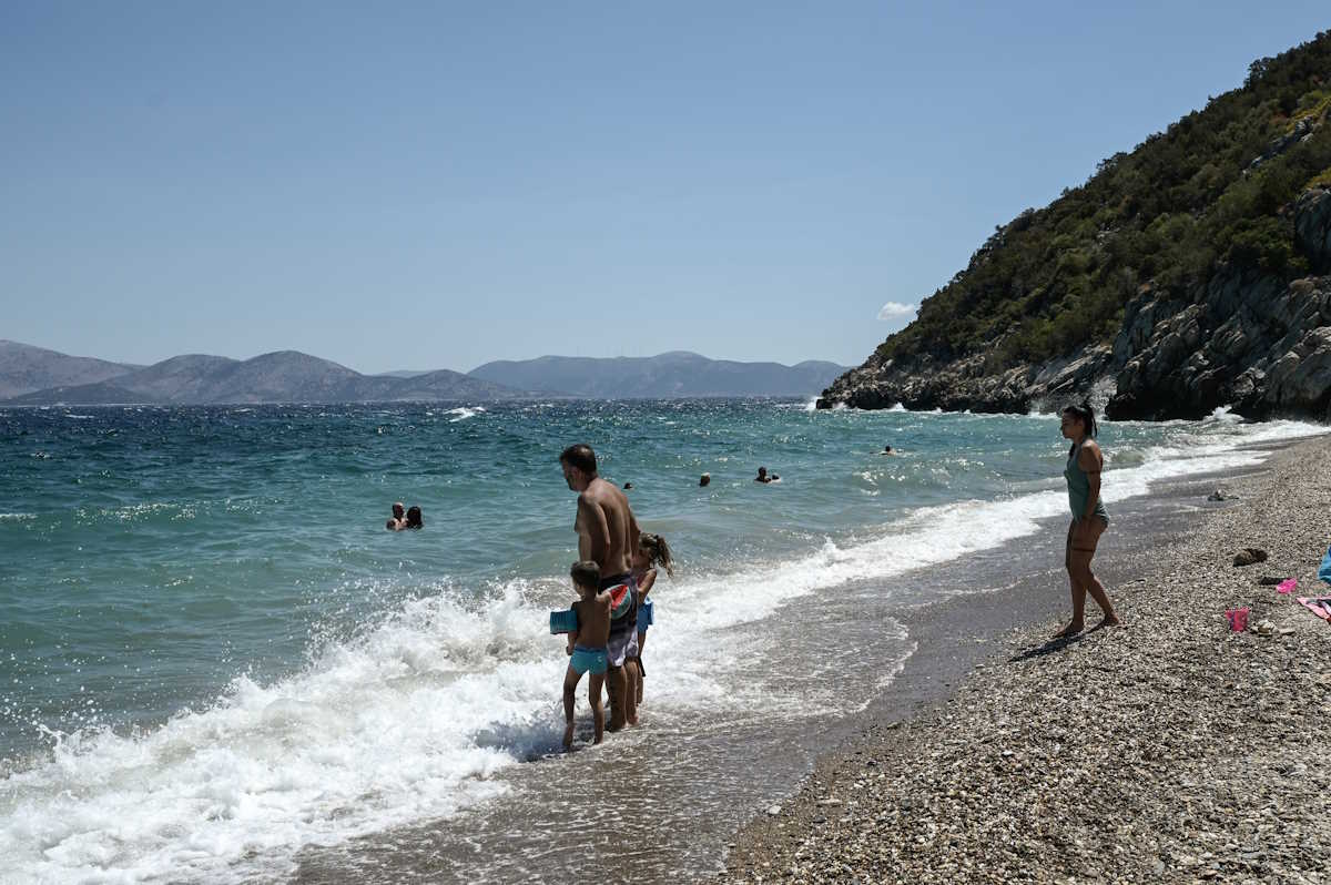 ΚΟΣΜΟΣ ΑΠΟΛΑΜΒΑΝΕΙ ΤΗ ΘΑΛΑΣΣΑ ΣΕ ΠΑΡΑΛΙΑ ΤΗΣ ΑΤΤΙΚΗΣ (EUROKINISSI