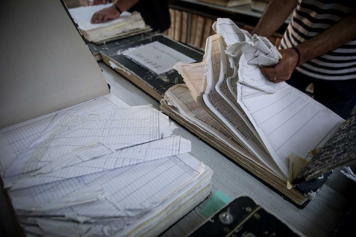 Βουλευτές του ΣΥΡΙΖΑ ΠΣ επισκεύθηκαν σήμερα το πρωί το κτηματολόγιο Καλλιθέας προκειμένου να ενημερωθούν για τα προβλήματα που έχουν προκύψει με την εξυπηρέτηση των πολιτών, Τετάρτη 1 Ιουνίου 2022 (ΓΙΑΝΝΗΣ ΠΑΝΑΓΟΠΟΥΛΟΣ