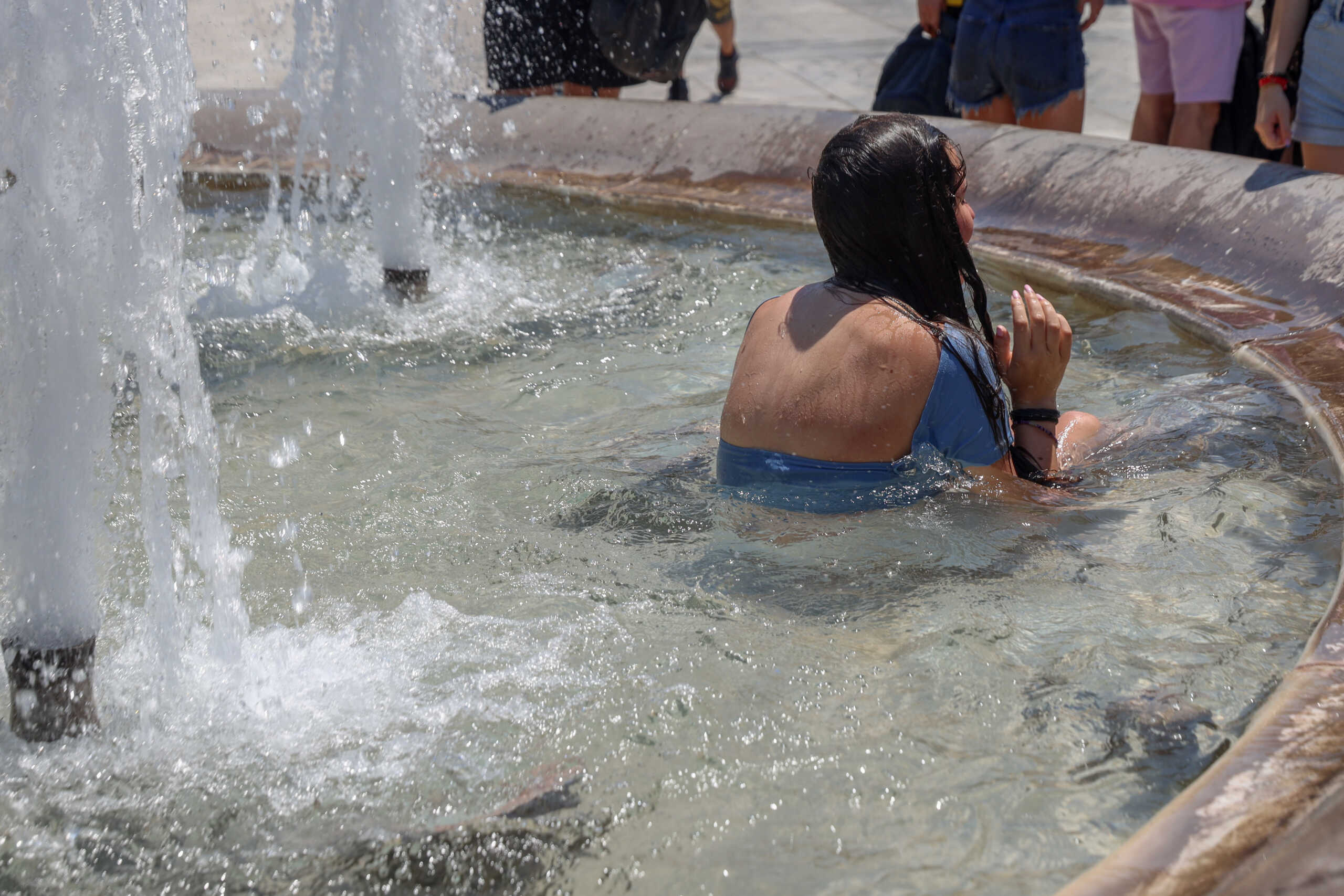 Στιγμιότυπο από την Αθήνα, Παρασκευή 12 Ιουλίου 2024. Οι υψηλές θερμοκρασίες που επικρατούν τις τελευταίες ημέρες δημιουργούν μία αποπνικτική ατμόσφαιρα και δοκιμάζουν τις αντοχές των κατοίκων, ιδιαίτερα των ευπαθών ομάδων. 
(ΠΑΝΑΓΟΠΟΥΛΟΣ ΓΙΑΝΝΗΣ