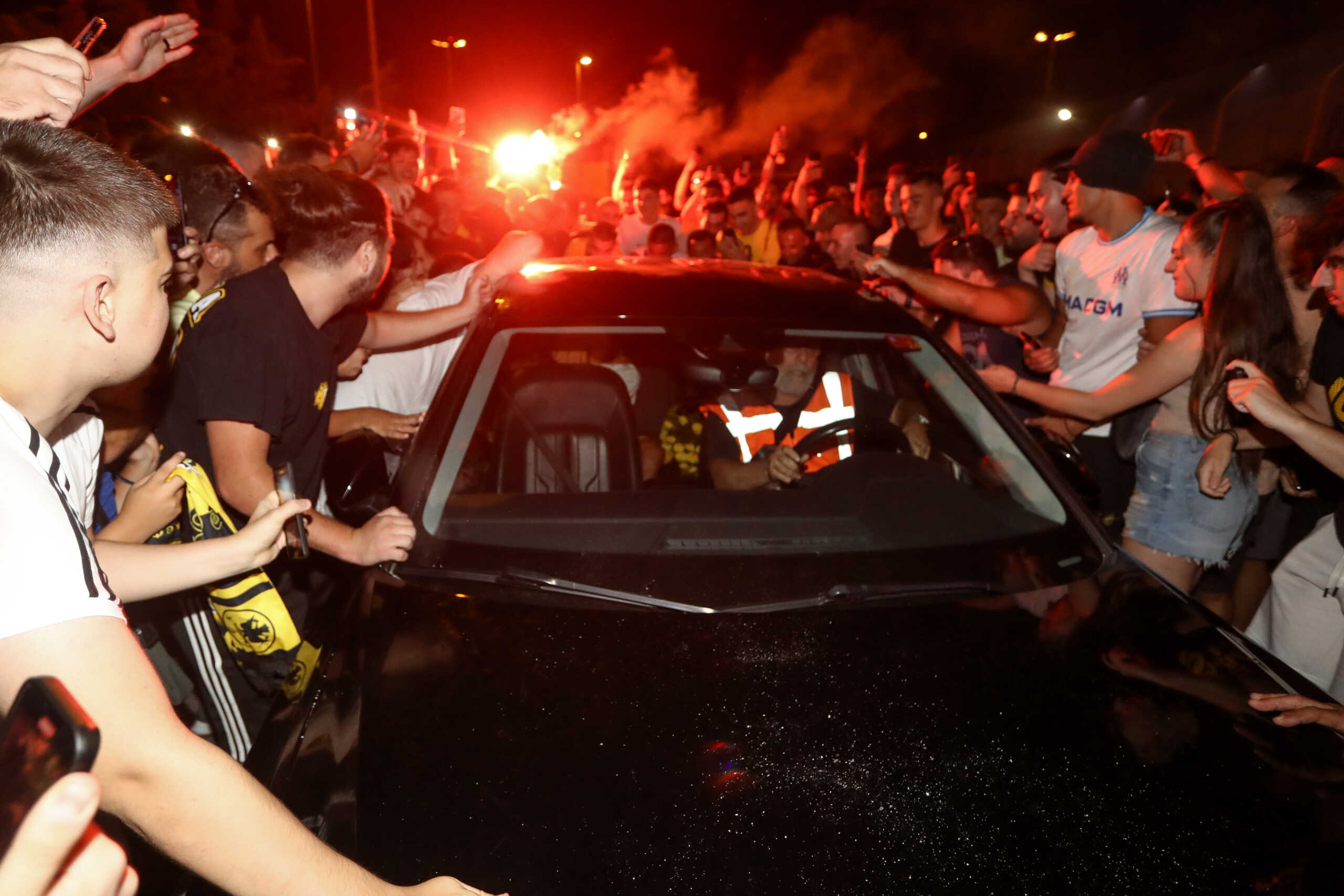 ΑΦΙΞΗ ΤΟΥ ΕΡΙΚ ΛΑΜΕΛΑ ΣΤΗΝ ΑΘΗΝΑ ΓΙΑ ΤΗΝ ΟΜΑΔΑ ΤΗΣ ΑΕΚ. (ΘΑΝΑΣΗΣ ΔΗΜΟΠΟΥΛΟΣ