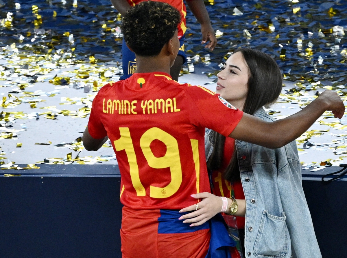 Soccer Football - Euro 2024 - Final - Spain v England - Berlin Olympiastadion, Berlin, Germany - July 14, 2024 Spain's Lamine Yamal celebrates with girlfriend Alex Padilla and father Mounir Nasraoui after winning the final REUTERS