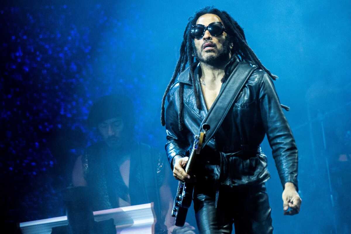 Ο Lenny Kravitz γυμνός στη μπανιέρα του – Με γυαλιά ηλίου και ύφος σταρ, παραδίδει μαθήματα στιλ  