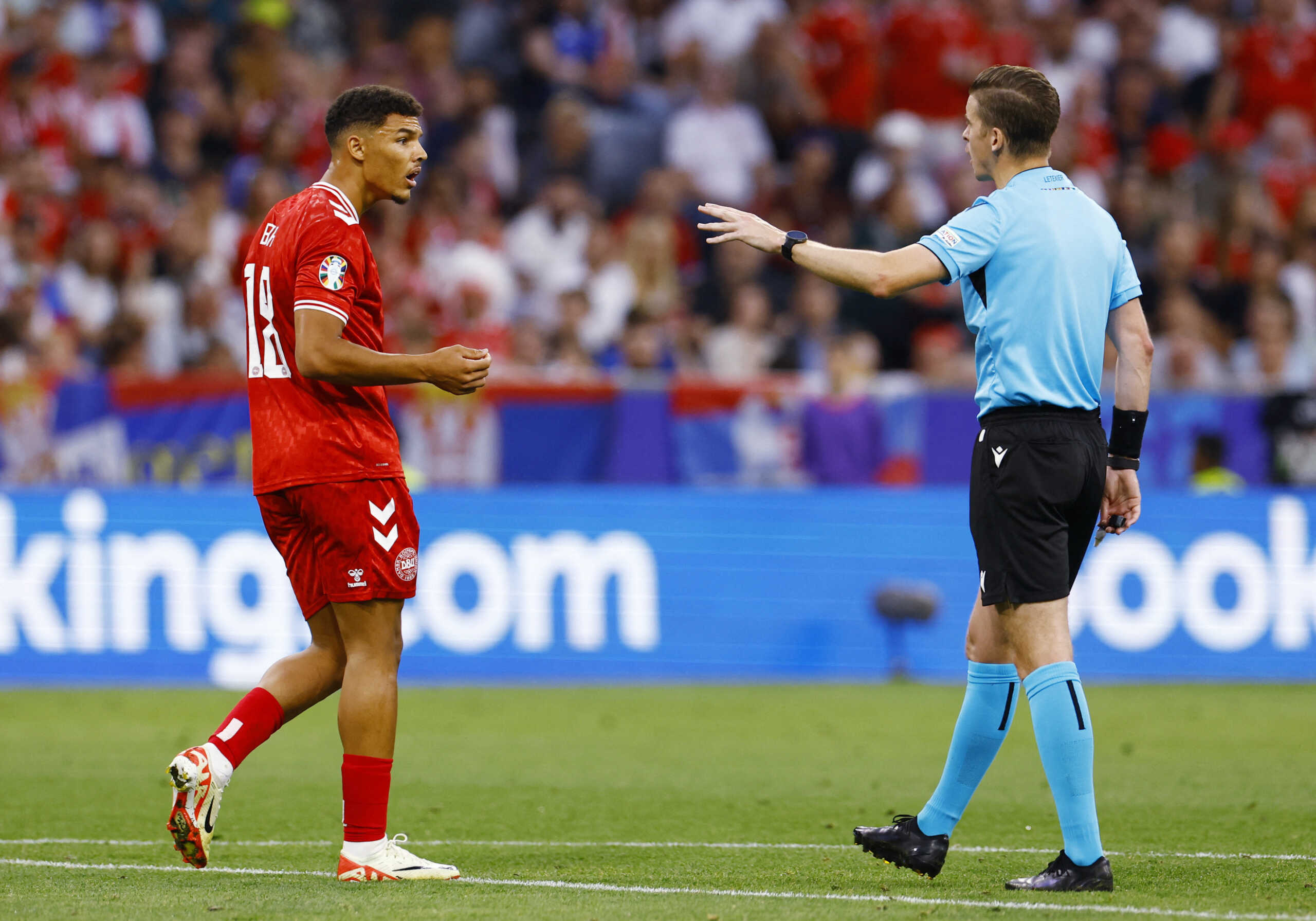 Soccer Football - Euro 2024 - Group D - Denmark v Serbia - Munich Football Arena, Munich, Germany - June 25, 2024 Referee Francois Letexier talks to Denmark's Alexander Bah REUTERS