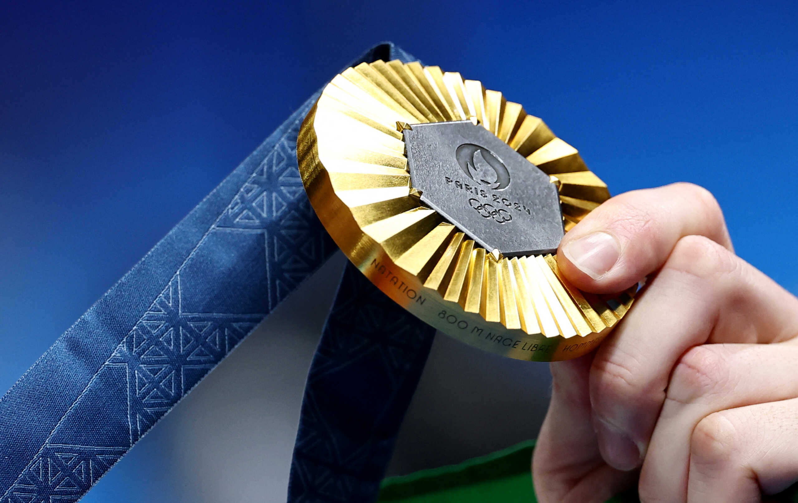 Paris 2024 Olympics - Swimming - Men's 800m Freestyle Victory Ceremony - Paris La Defense Arena, Nanterre, France - July 30, 2024.  General view of Daniel Wiffen of Ireland's gold medal after he won and set a new Olympic record. REUTERS