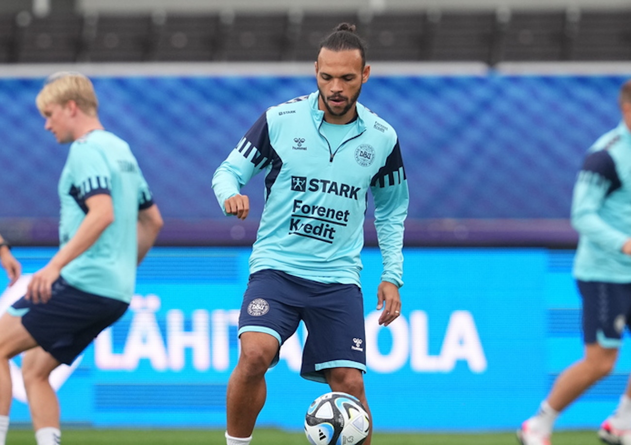 epa10850508 Danish player Martin Braithwaite during practice at the Olympiastadion in Helsinki, Finland, 06 September 2023. Denmark face Finland in their UEFA European Qualifiers match on 10 September.  EPA
