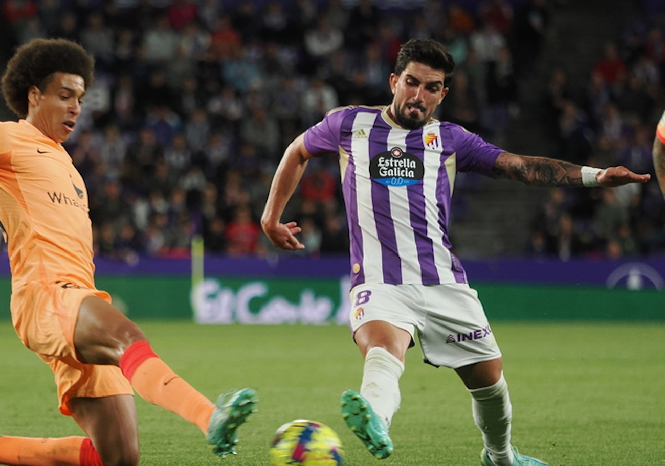 epa10601209 Atletico Madrid´s Axel Witsel (L) in action against Monchu (R) of Real Valladolid during a Spanish LaLiga soccer match between Real Valladolid and Atletico Madrid at Jose Zorrilla stadium in Valladolid, Spain, 30 April 2023.  EPA