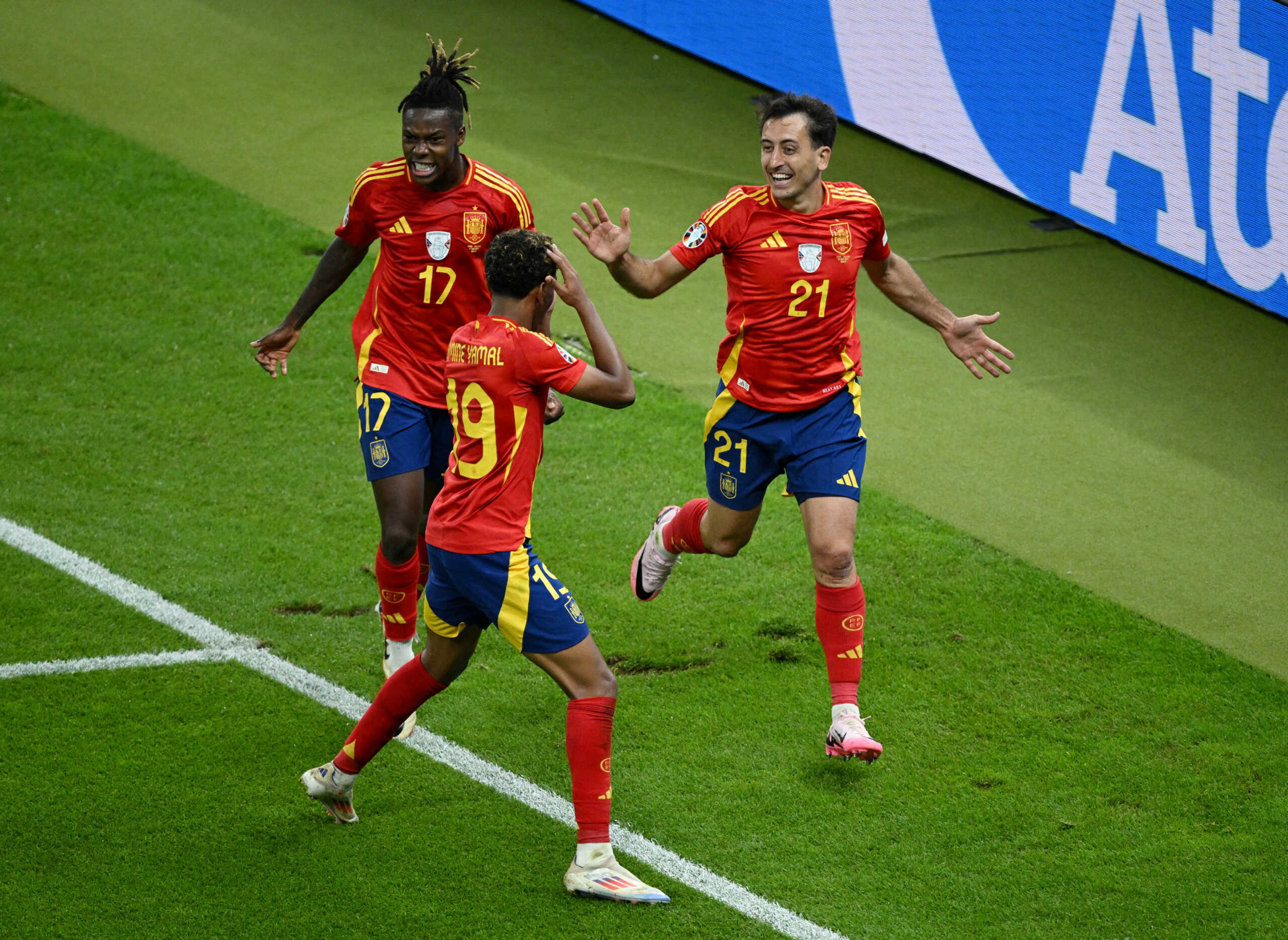 Soccer Football - Euro 2024 - Final - Spain v England - Berlin Olympiastadion, Berlin, Germany - July 14, 2024 Spain's Mikel Oyarzabal celebrates scoring their second goal with Lamine Yamal and Nico Williams REUTERS