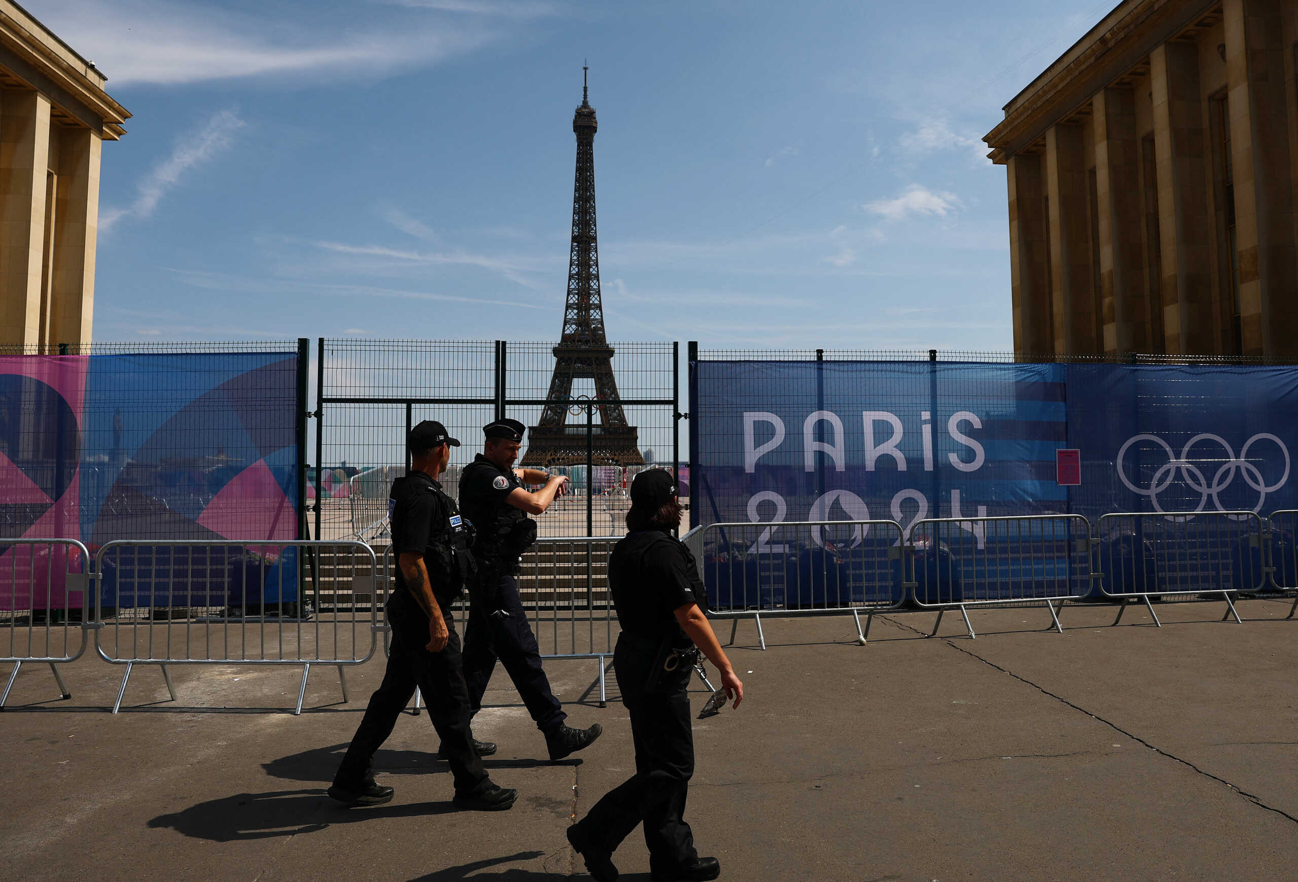 Paris 2024 Olympics - Paris 2024 Olympics Preview - Paris, France - July 18, 2024 Police walk past the Eiffel tower ahead of Paris 2024 REUTERS
